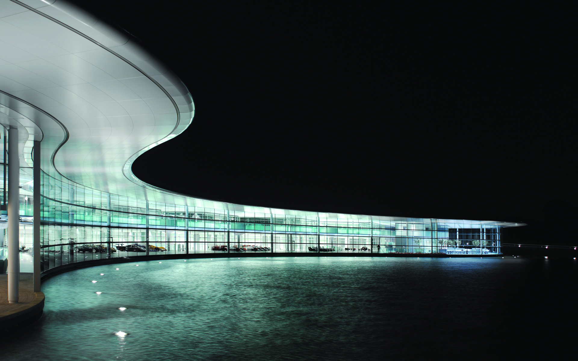 夜のマクラーレン・テクノロジー・センター