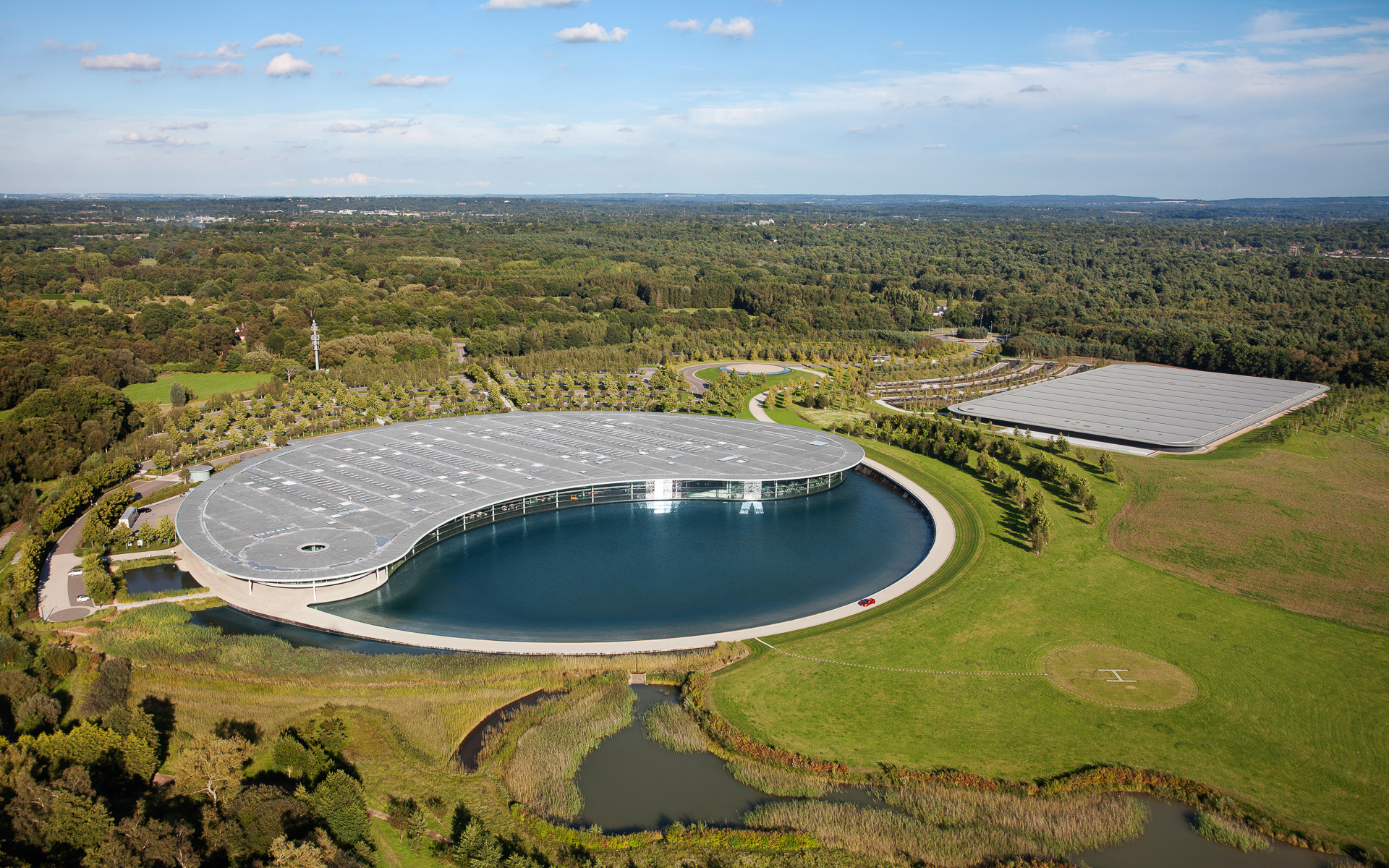 建物は大きな円状になっていて、隣接する湖には3000万L以上の水が入っている