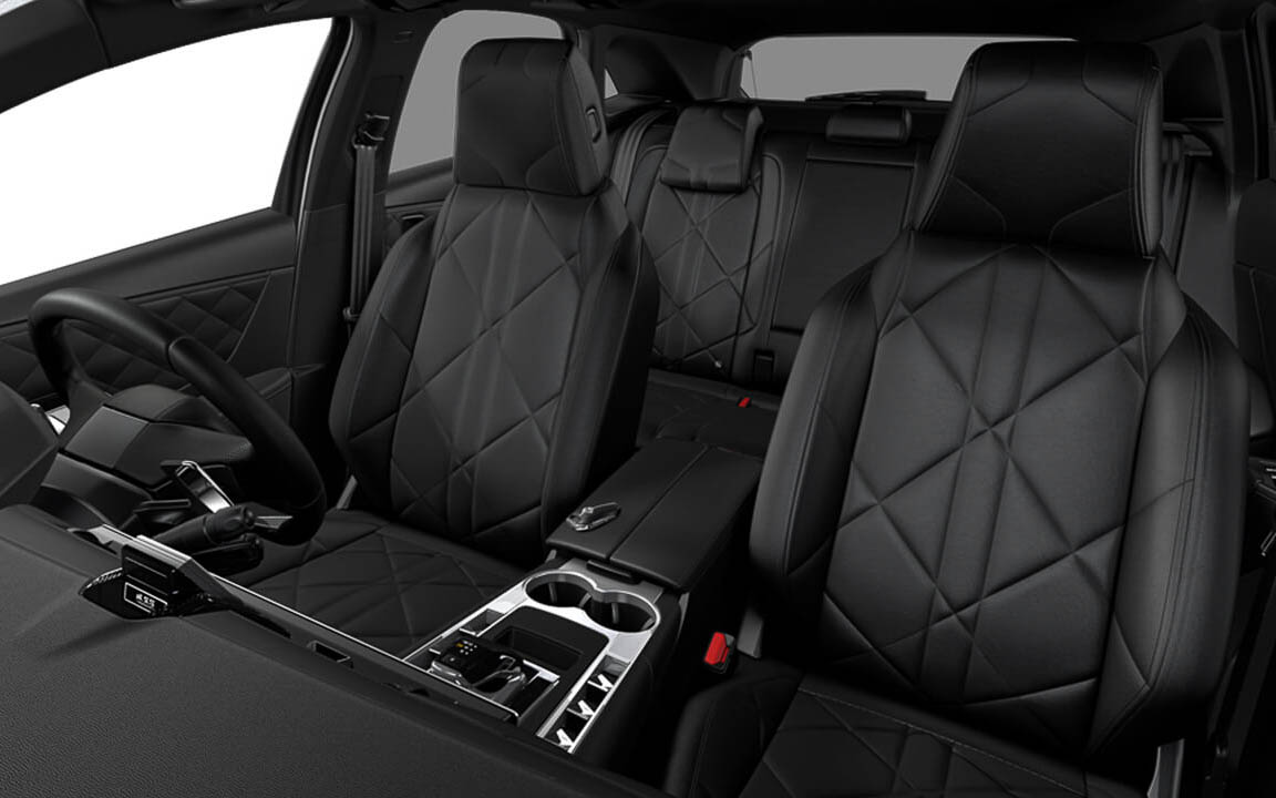 バサルトブラックのグレインレザーをベースに、ダイヤ模様のステッチをあしらったシックで上質感のあるインテリア