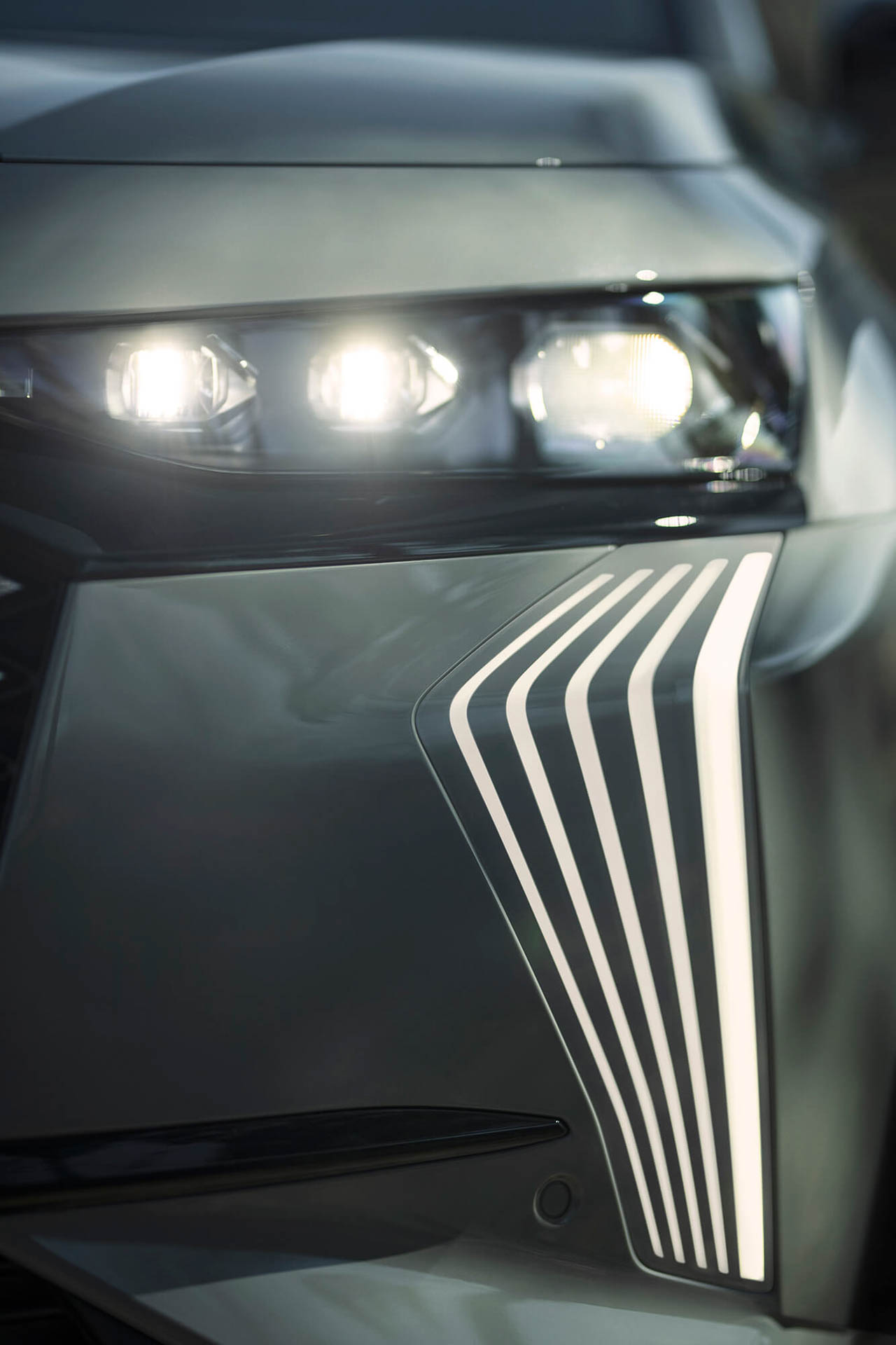 先進のライティング「DSピクセルLEDビジョン3.0」、垂直方向のライトシグネチャー「DSライトヴェール」を備える