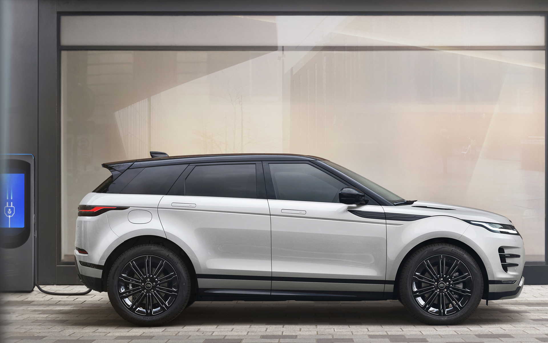 PHEVモデルは電動化のさらなる促進を目指すため、大幅な価格の見直しが行なわれた