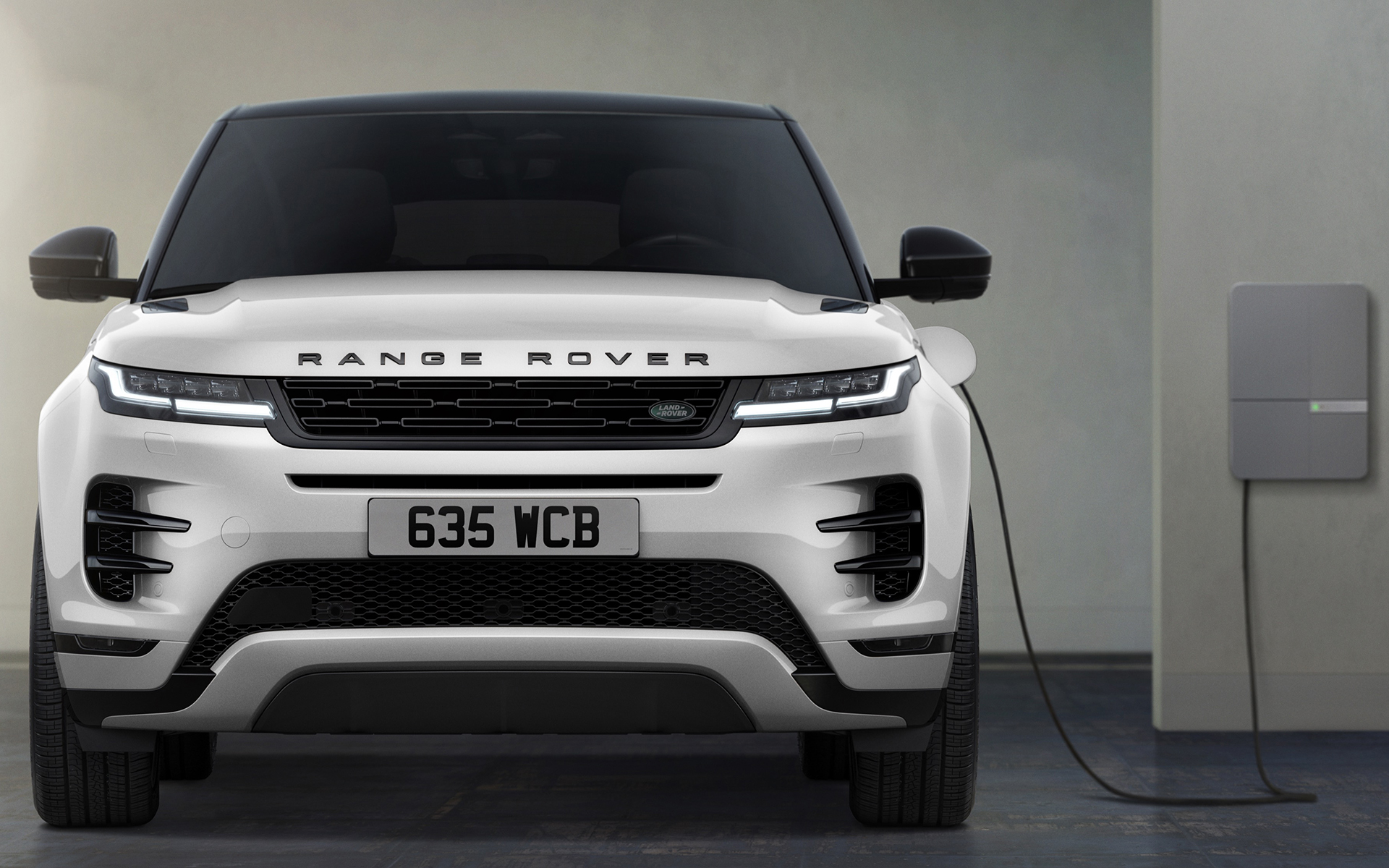 PHEVモデルは電動化のさらなる促進を目指すため、大幅な価格の見直しが行なわれた