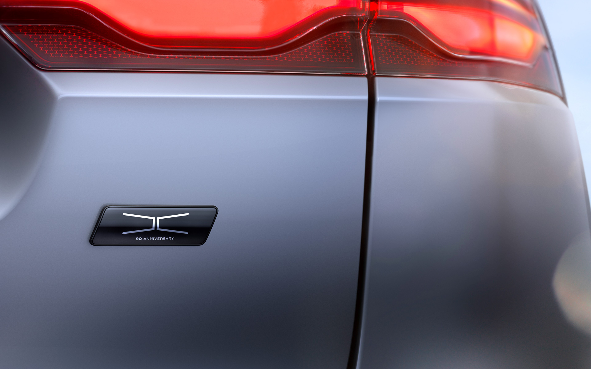 「90TH ANNIVERSARY EDITION」特別バッジがあしらわれる