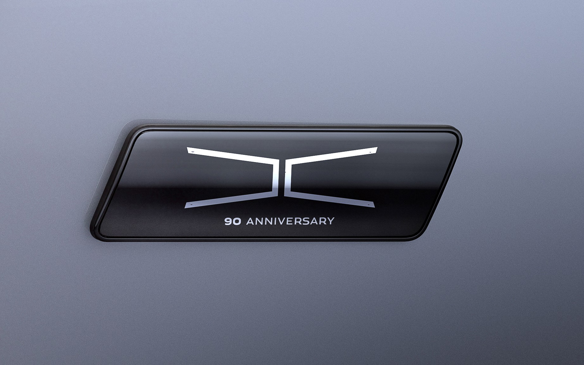 「90TH ANNIVERSARY EDITION」特別バッジがあしらわれる