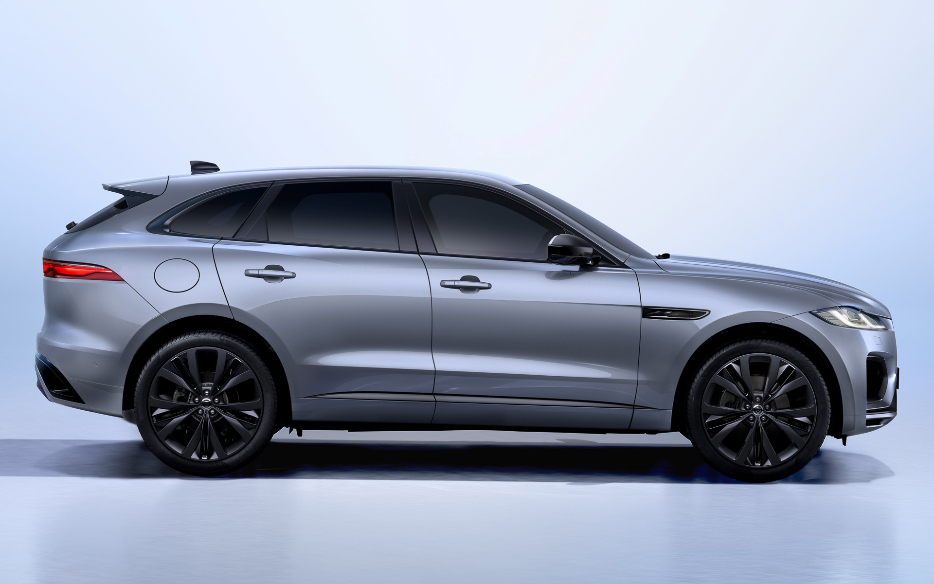 F-PACE R-DYNAMIC SE 90THアニバーサリーエディション。ホイールは日本仕様とは異なる