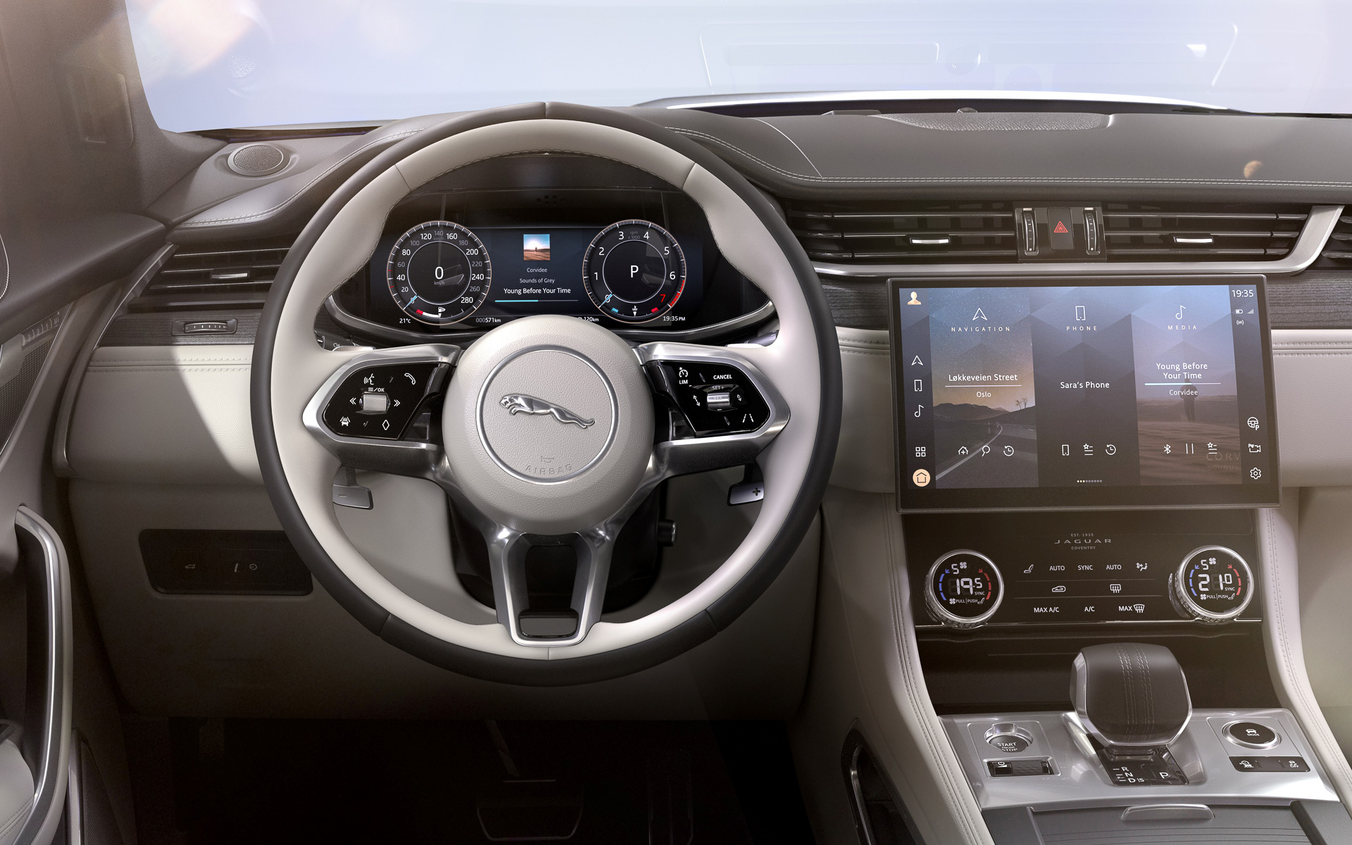 電動調整ステアリングコラム、ヒーター付きステアリングホイール、ヘッドアップディスプレイなども標準装備となる