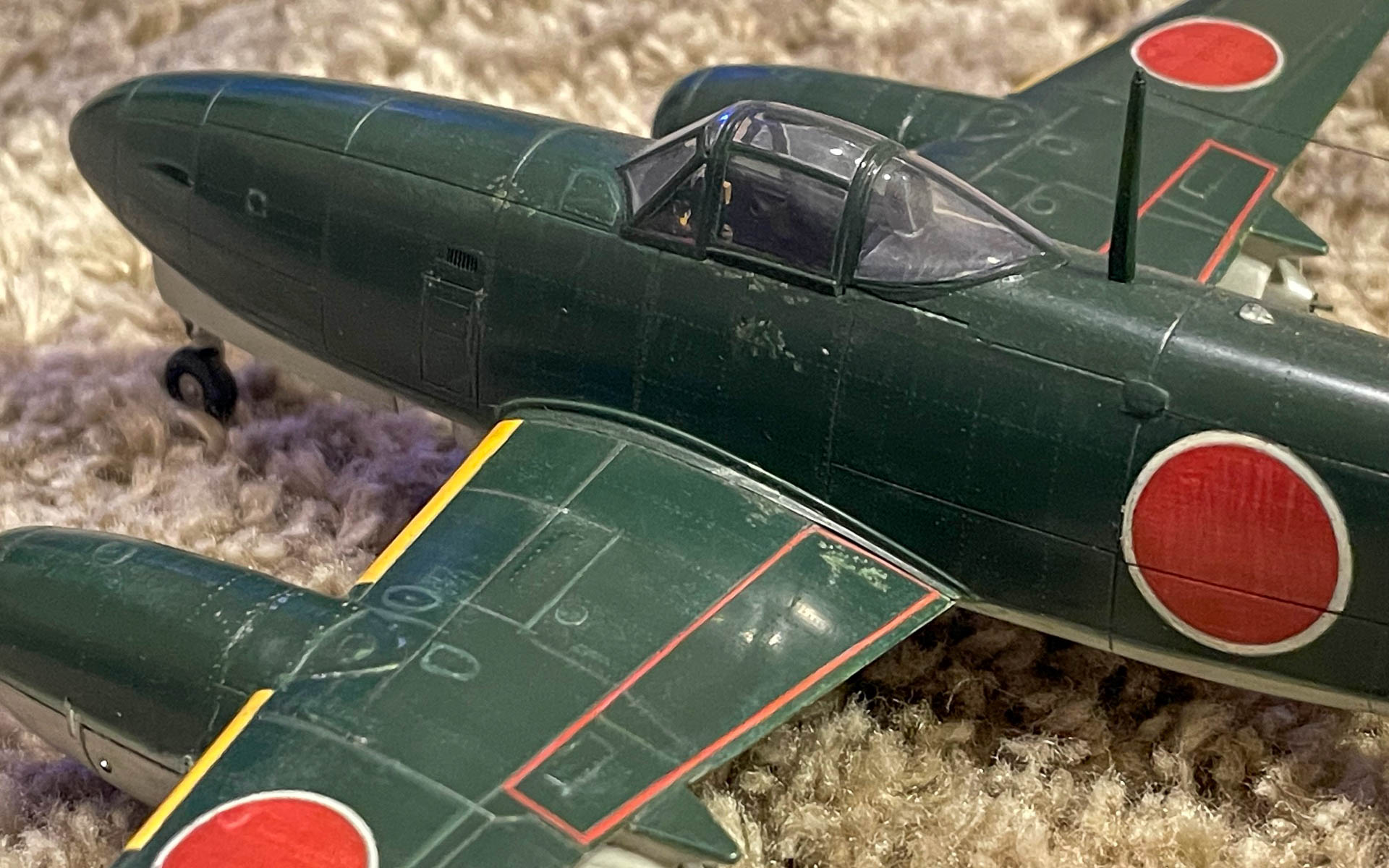 コクピットまわりは実戦だとこうなっただろうというペイントの剥がれが再現されている。