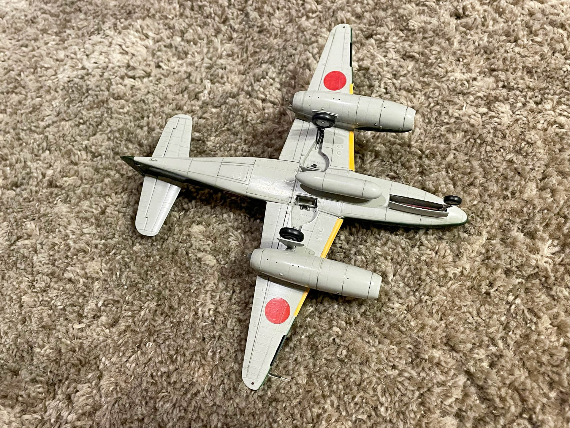 高速のジェット機のような後退翼ではなく、前縁のみテーパー翼になっているのが分かる