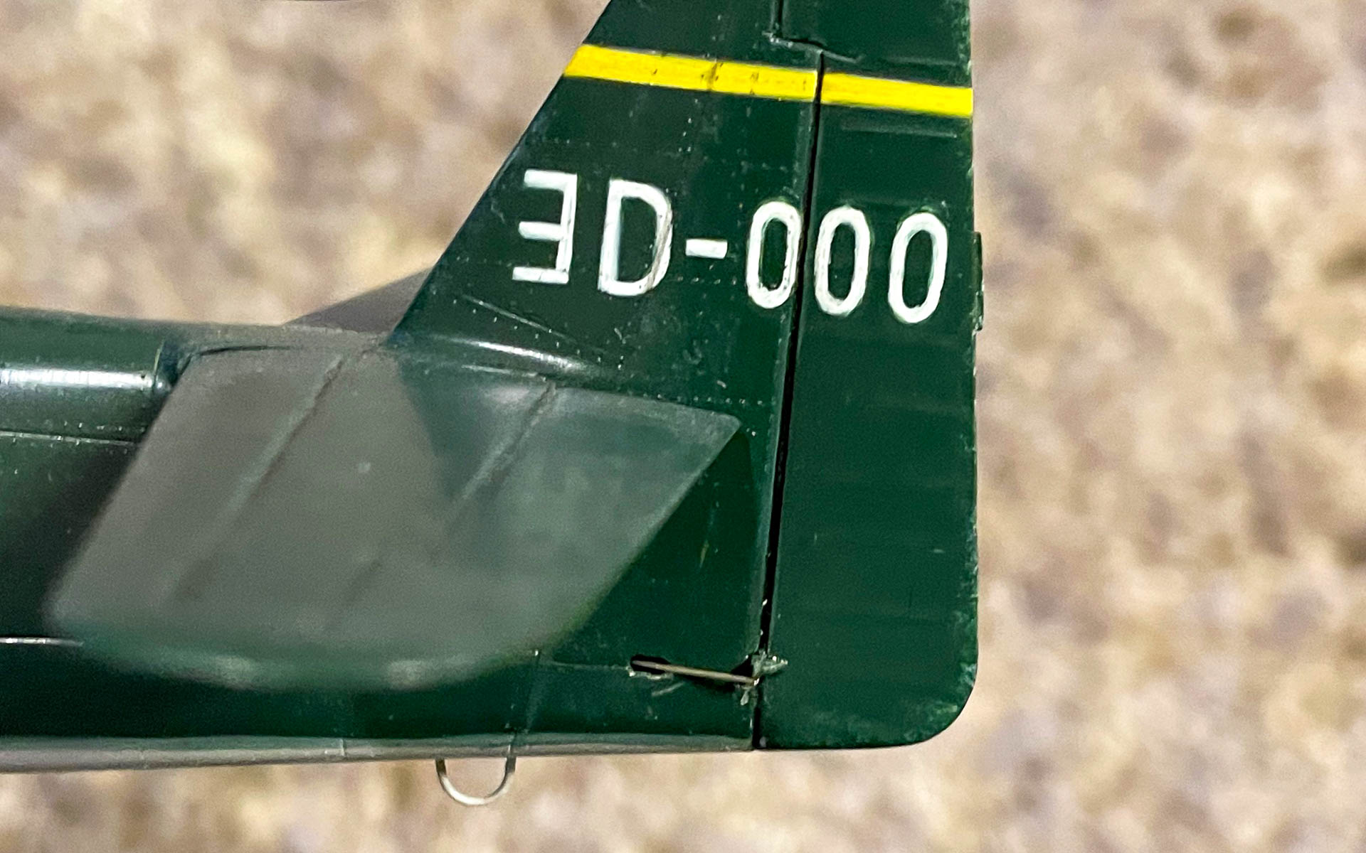 尾翼にある「ヨD」は横須賀航空隊の記号。製作者の思いが込められる。プラスチックパーツはより頑丈でリアルな金属製に置き換えられている