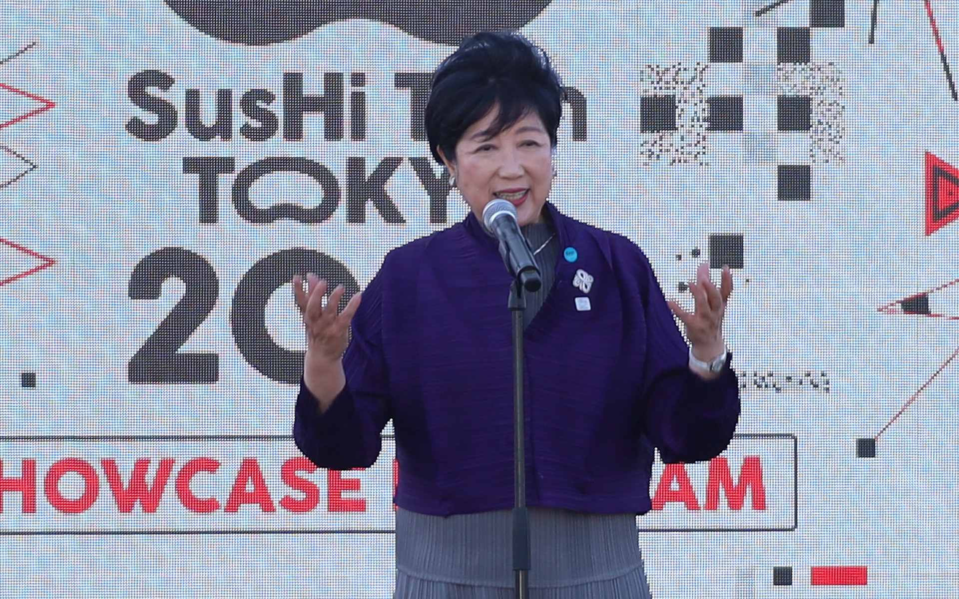 東京都知事の小池百合子氏