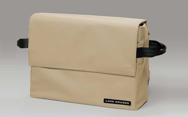 折り畳み収納時。ランドクルーザーのロゴも入る