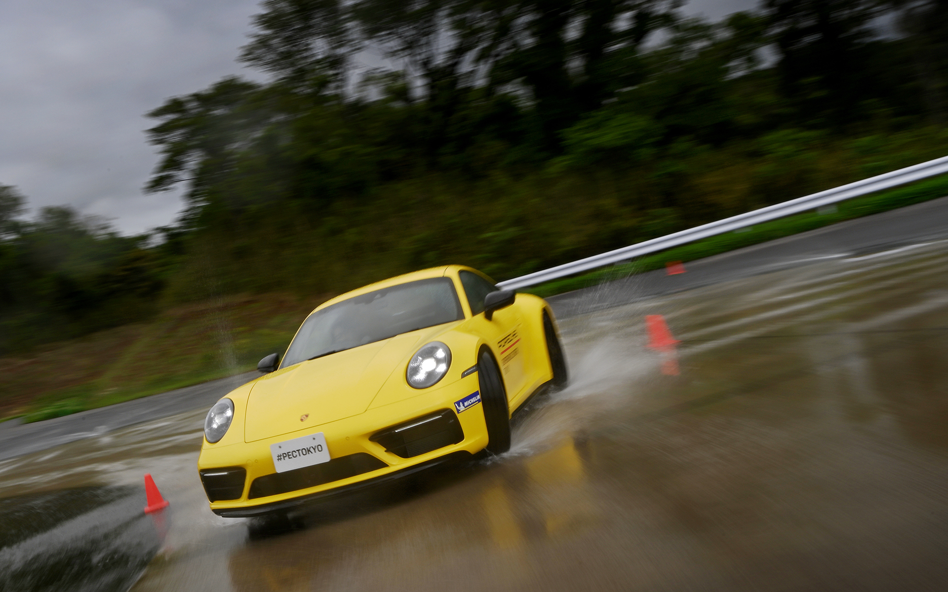 低摩擦路のドリフトやキックプレート上での360スピン、ダイナミックエリアでの180度ターンなどに挑み、ドライビングスキルの向上を図る