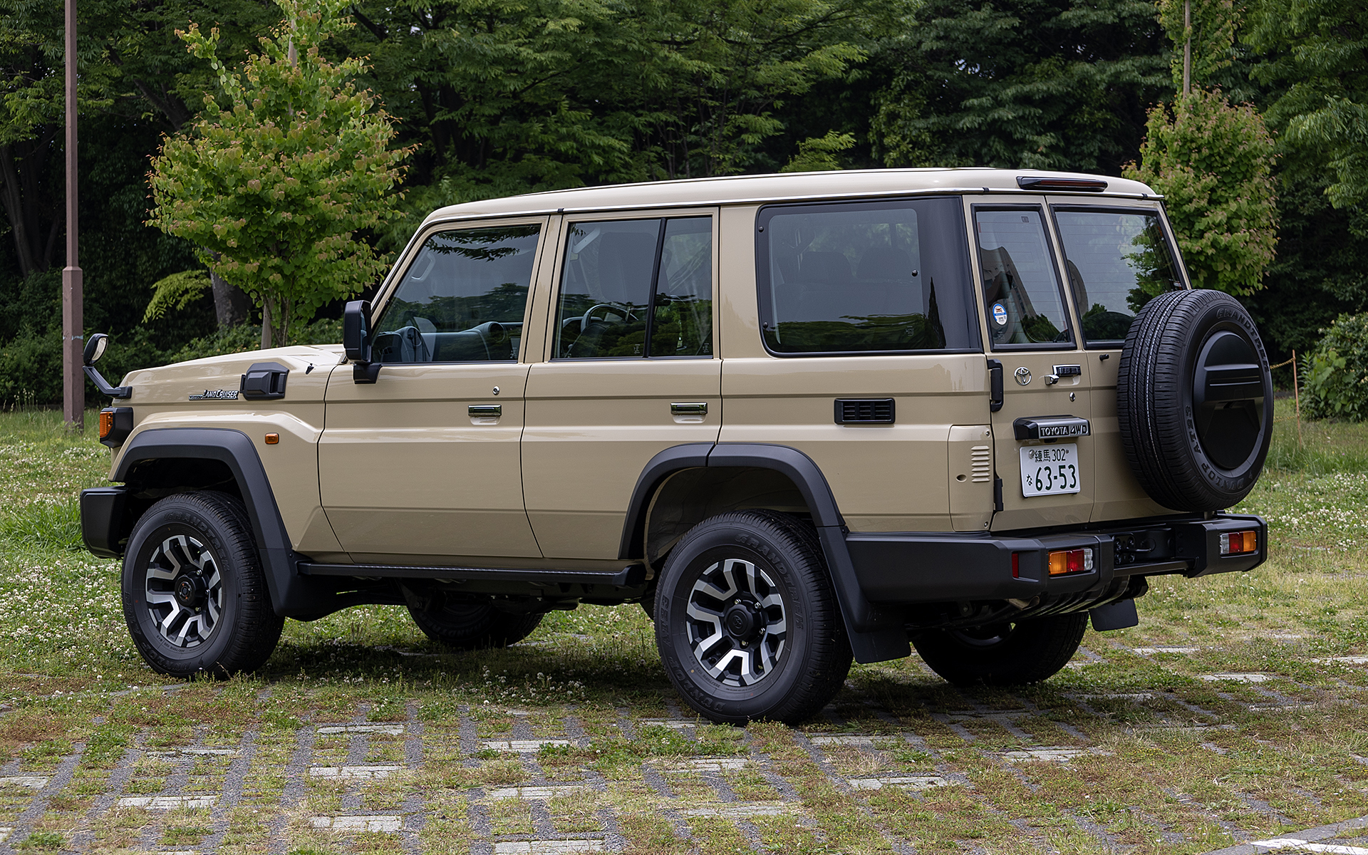 後方視界がいい大きめのリアクォーターガラスもランドクルーザー“70”の特徴