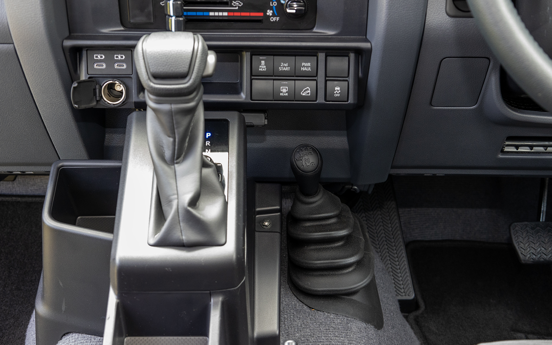 トランスミッションはフレックスロックアップ付きスーパーインテリジェント6速AT。駆動方式は4WD（パートタイム4WDシステム）