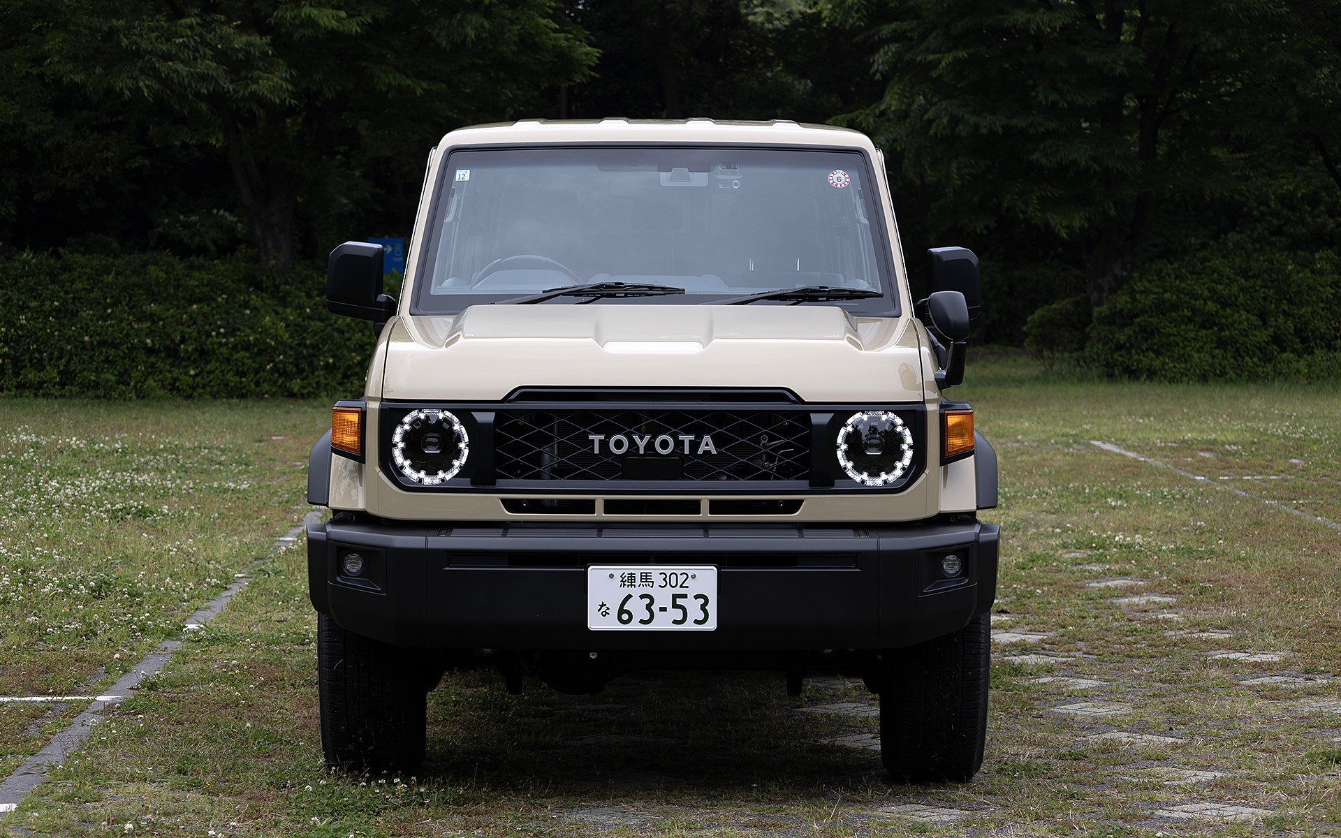 ヘッドライトは丸型のBi-Beam LEDヘッドライトを採用（センター部）。このランプは1灯でロービームとハイビームの切り替えができるもの。丸く配置されるのはLEDクリアランスランプ（デイタイムラングランプ）。写真はLEDクリアランスランプ点灯状態