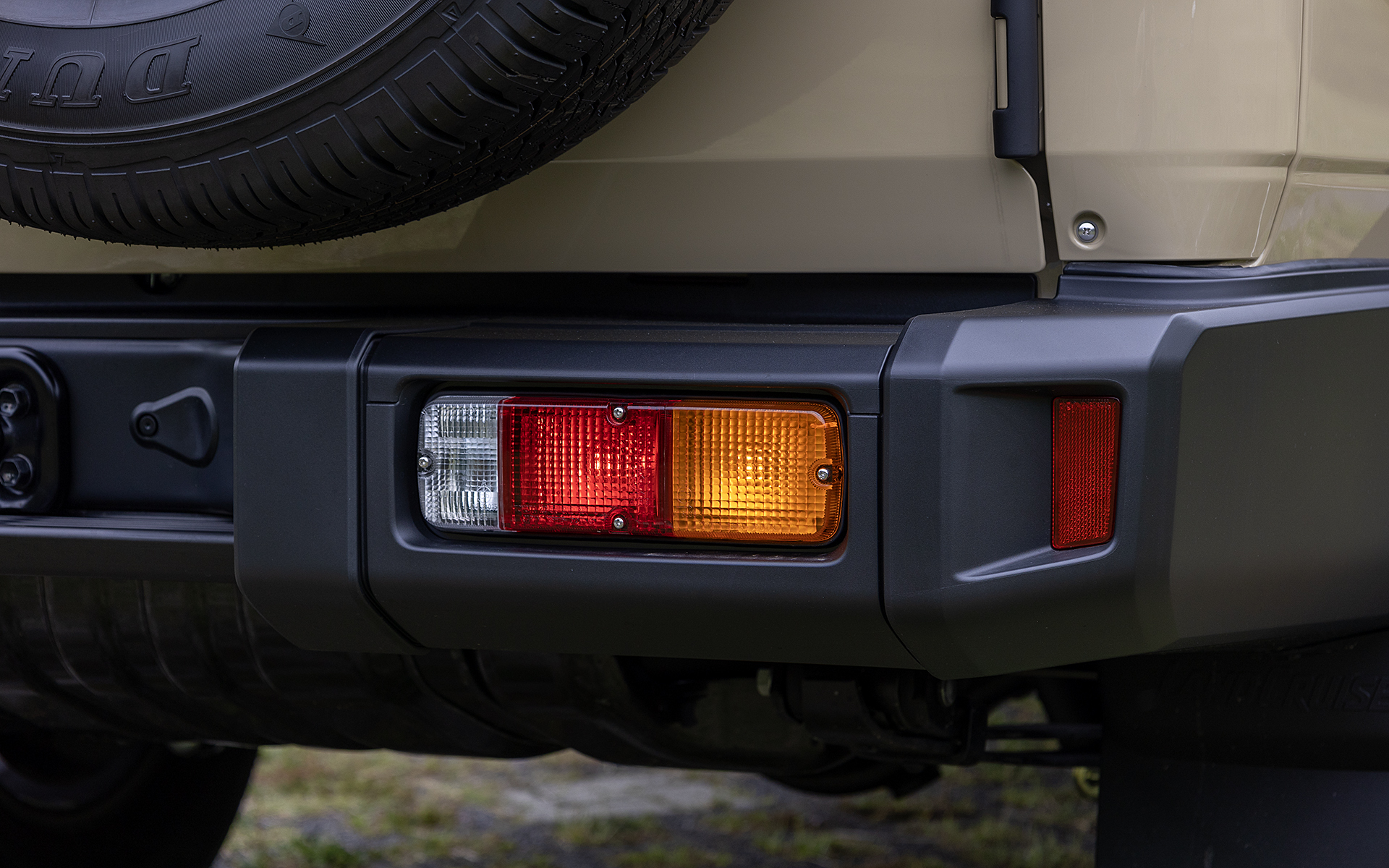 外側からターンランプ・テール＆ストップランプ・バックランプの並び