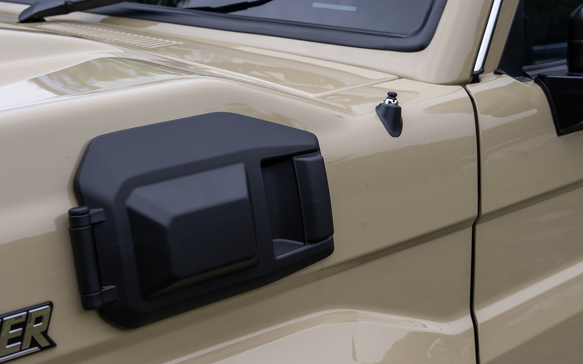 アドブルーの注入口のカバー。その奥が手動アンテナ