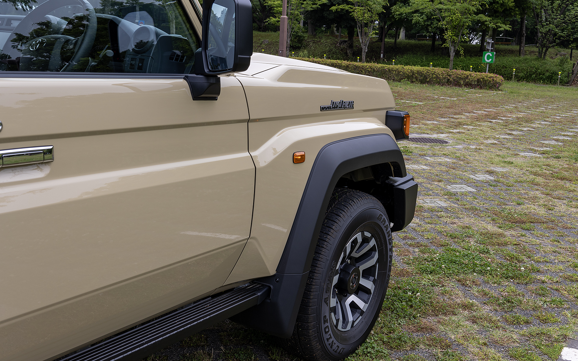 フロントのオーバーフェンダーはバンバーと同じ樹脂製で素地仕上げ