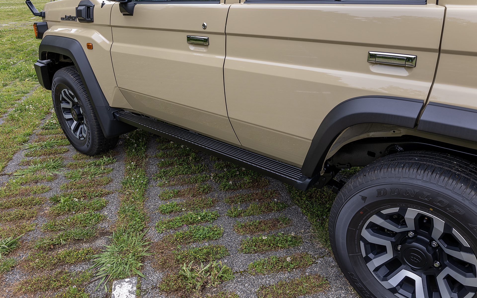 大型のサイドステップはアルミ製。ブラック仕上げ