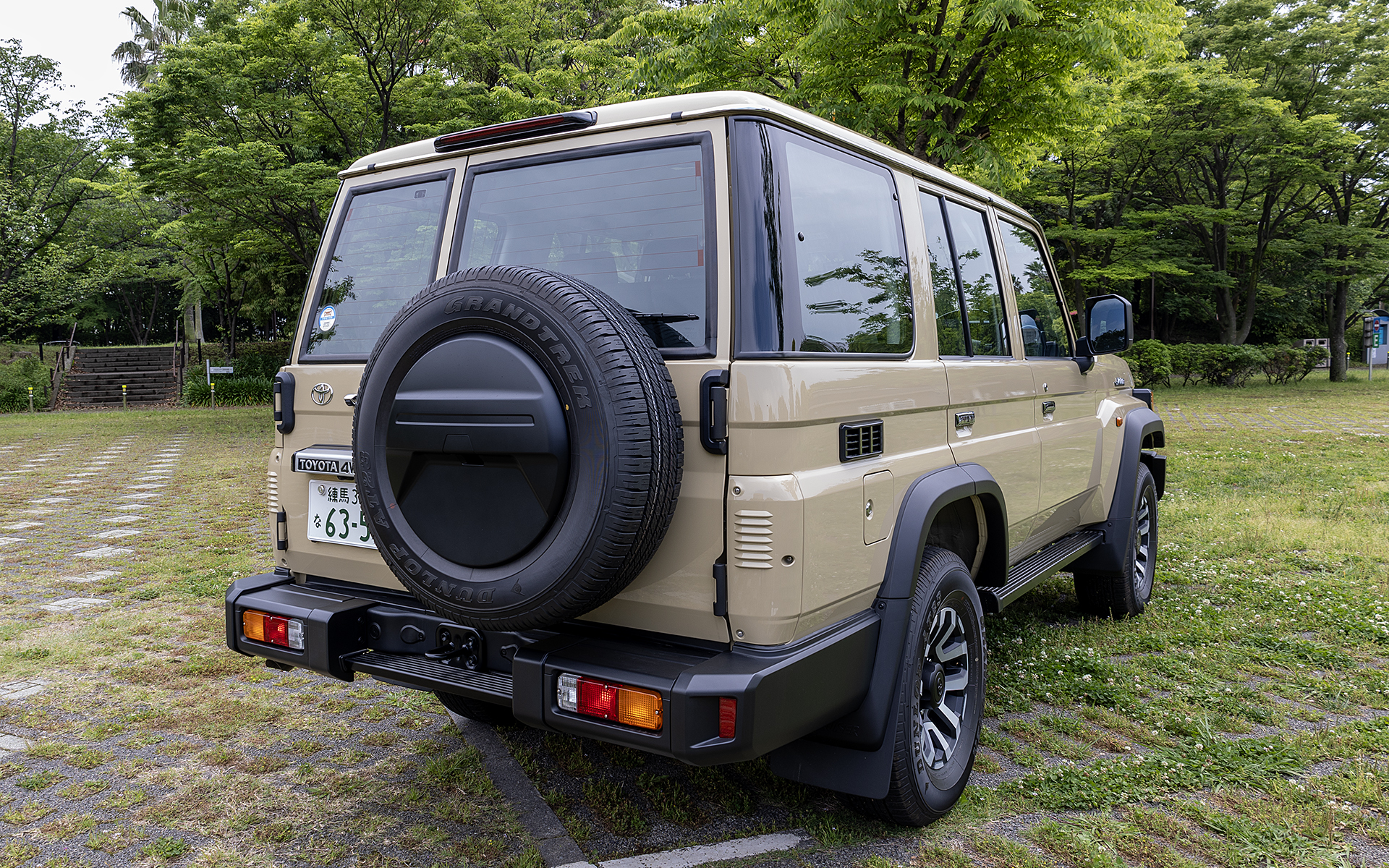 スペアタイヤキャリアとカバーが付く。スペアタイヤにはロックナットが採用され防犯効果を高めている