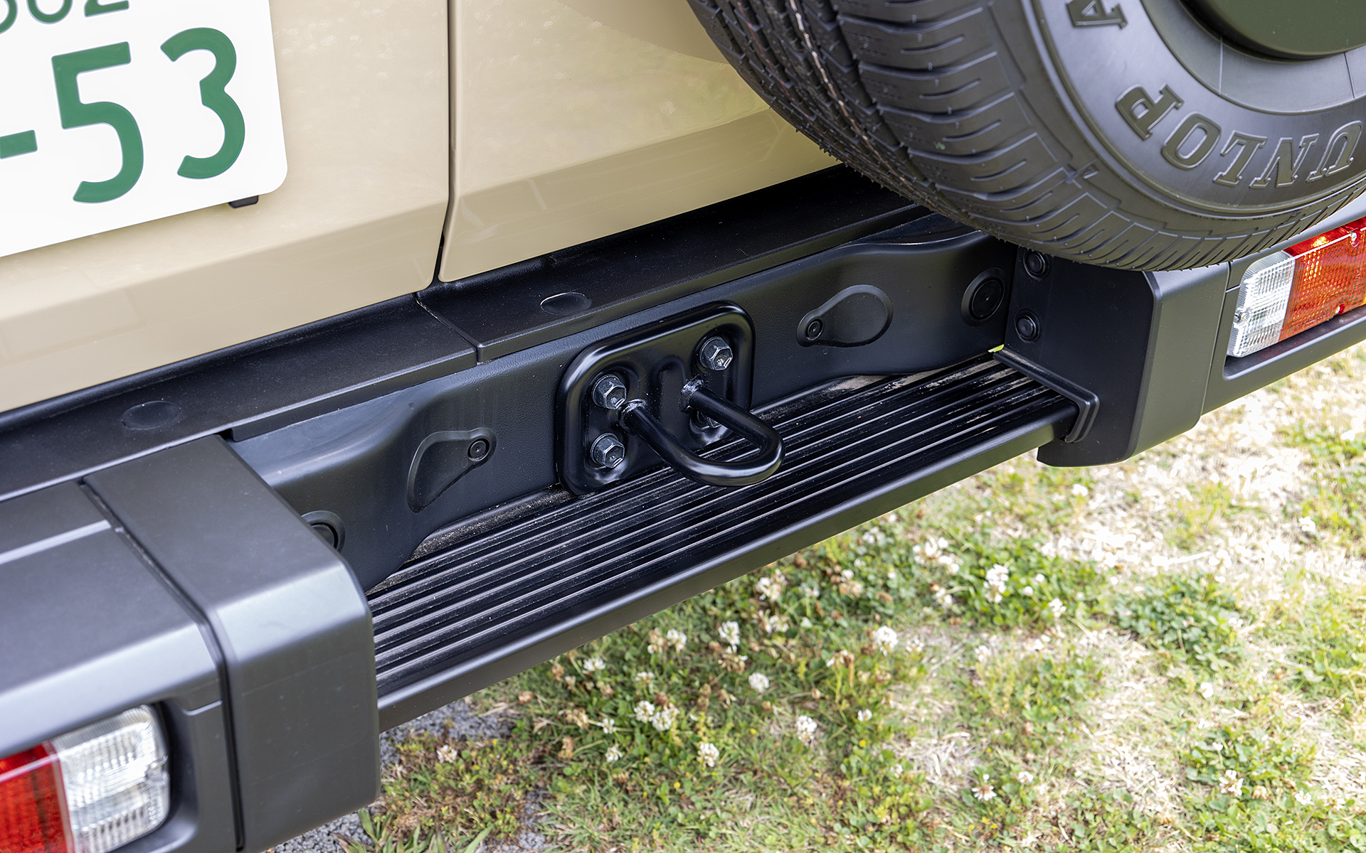 リアにはアルミステップ（ブラック）と牽引用のフックが付く。