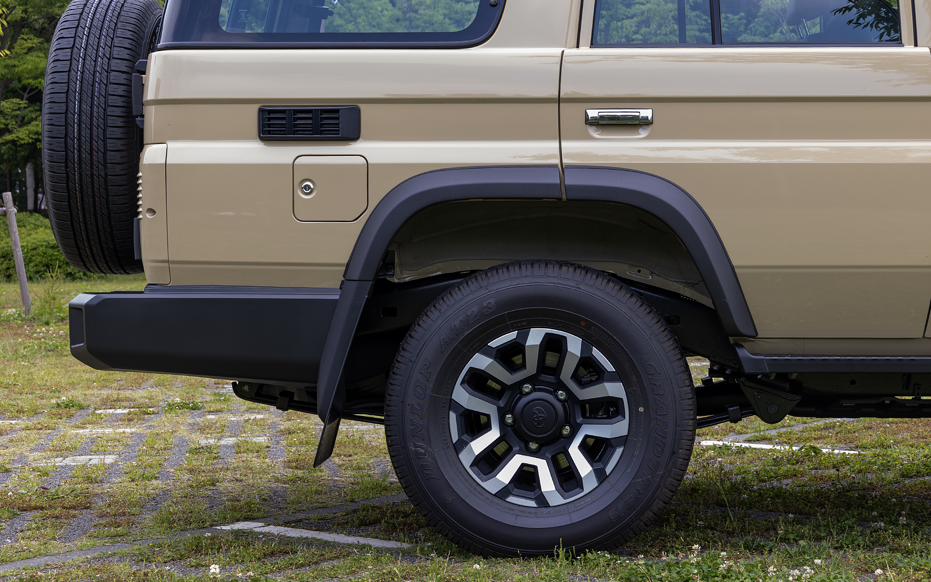 リアもフロントと同じタイヤ、ホイールを履く。燃料の給油口は右側にあり、燃料は軽油でタンク容量は130L