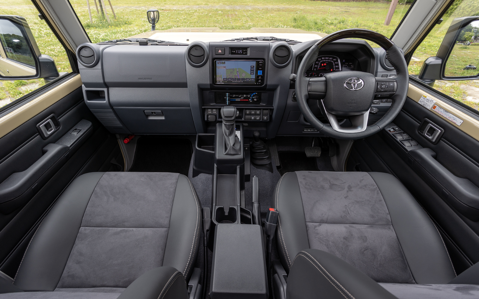 ランドクルーザー“70”のインテリア。ダッシュボードは水平基調のデザイン