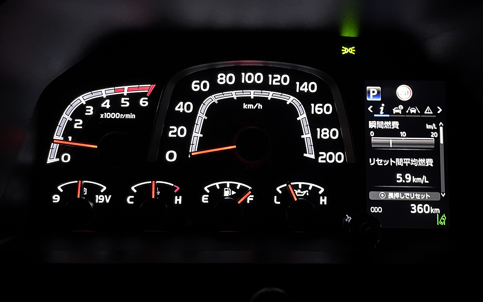 メーターはオプティロンメーター（メーター照度コントロール付き）。油圧計や電圧系もある。右側が4.1インチTFTカラーマルチインフォメーションディスプレイ