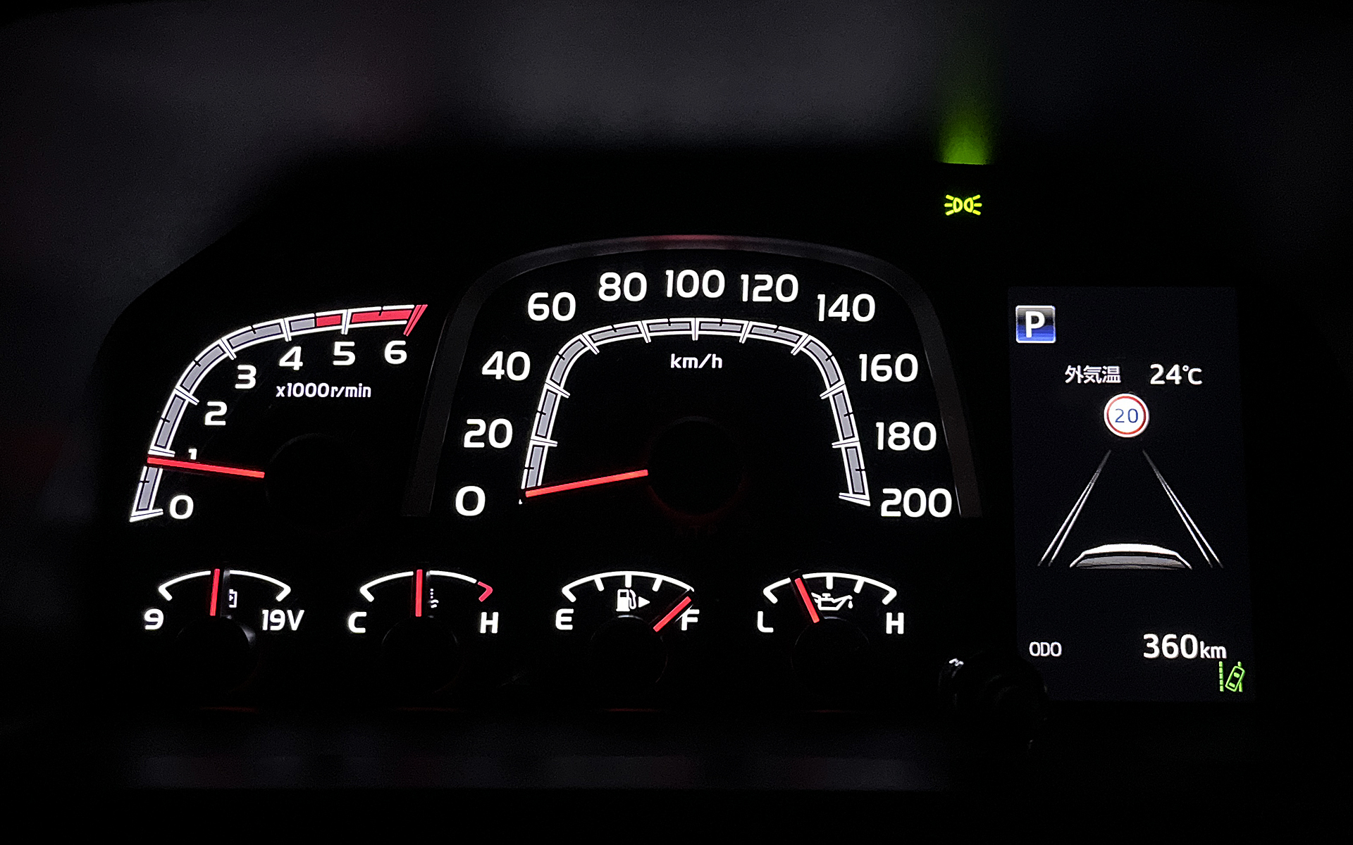 マルチインフォメーションディスプレイのレーンキープディパーチャー表示。ロードサインアシスト（RSA）で標識も表示される