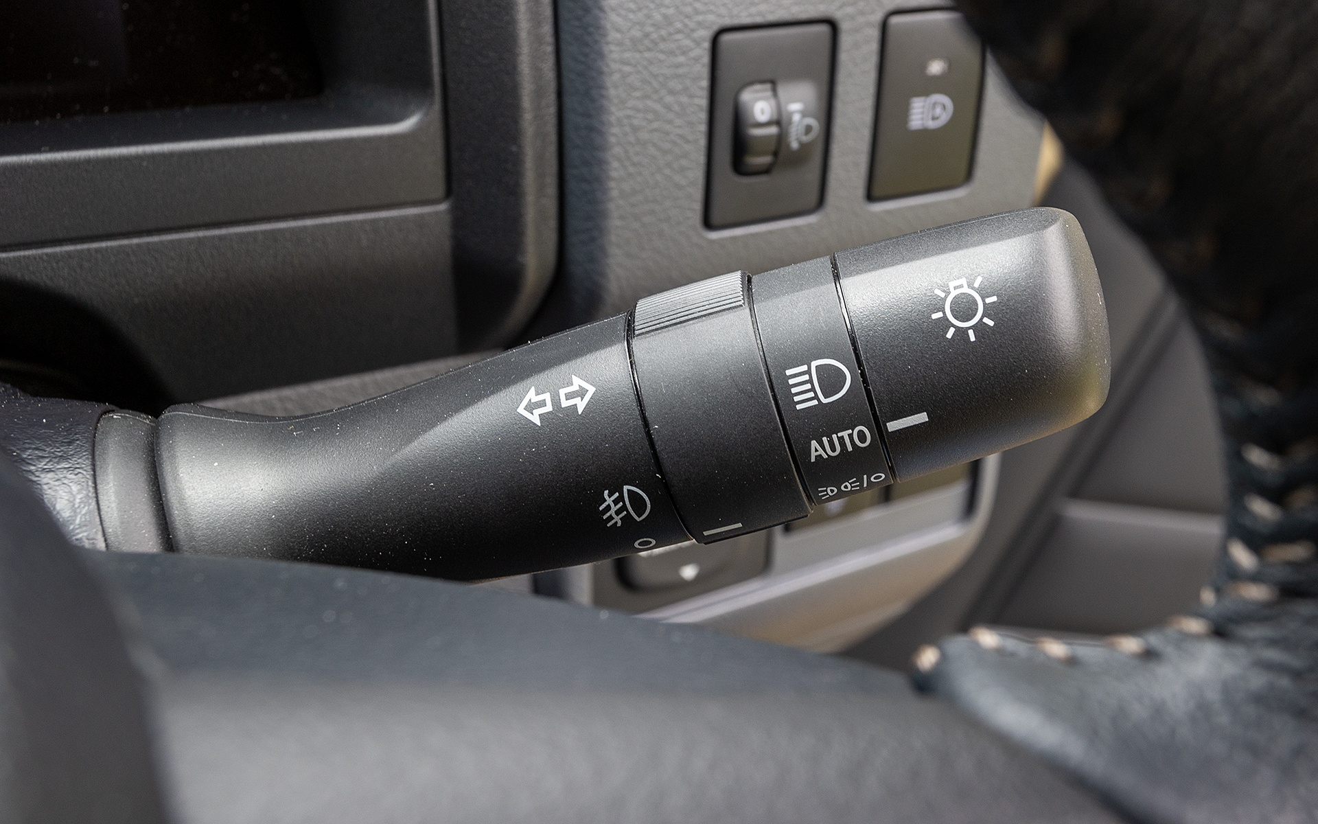 右側レバーは、ライトスイッチとターンランプを操作。OFFの位置はないがスイッチ位置を「3（AUTOよりさらに下にある）」の位置で1秒以上保持することで消灯できる