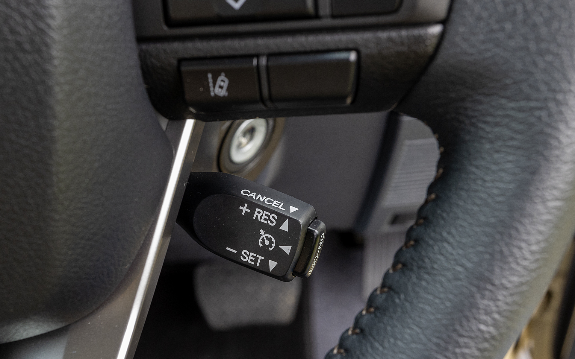 下側にはクルーズコントロールの操作レバー。定速制御のみ