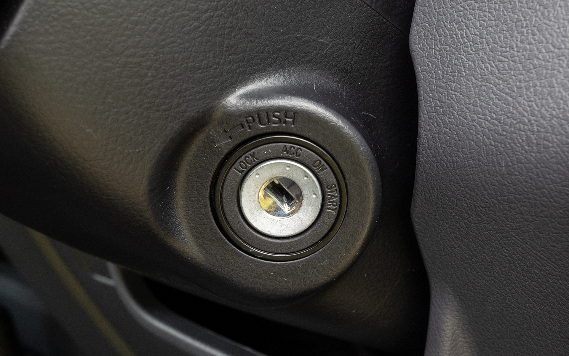 物理キーを使用するのでキーシリンダーがある。ドアロックはリモコン式。盗難防止システム付き（イモビライザーシステム）