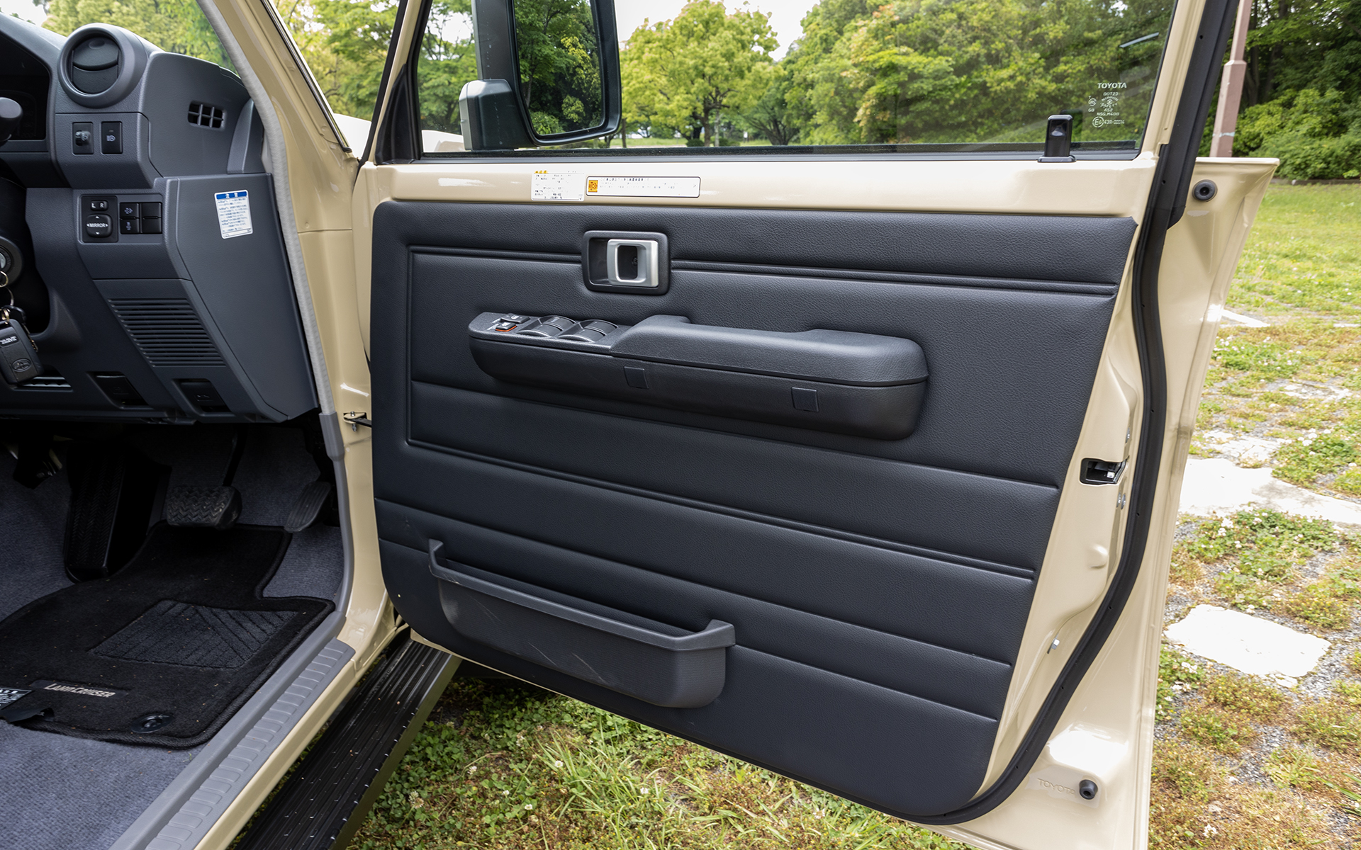 運転席側ドアトリム