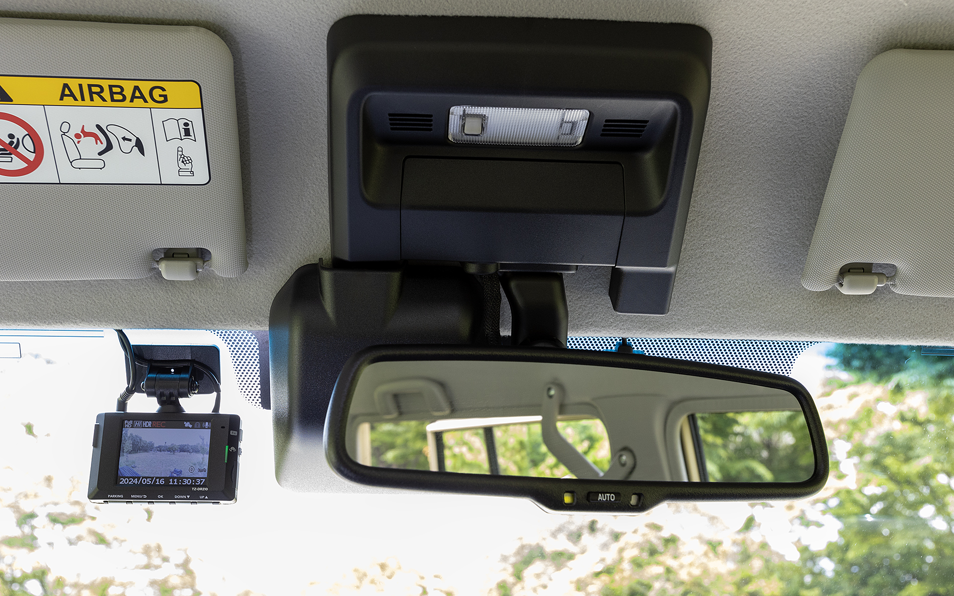 インナーミラーは自動防眩式。また、取り付けアームが可動式なのでインナーミラー本体の位置を上下に調整できる