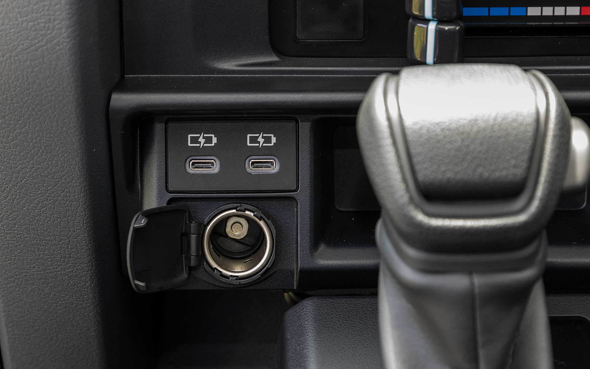 充電用USBタイプC端子とアクセサリーソケットも完備