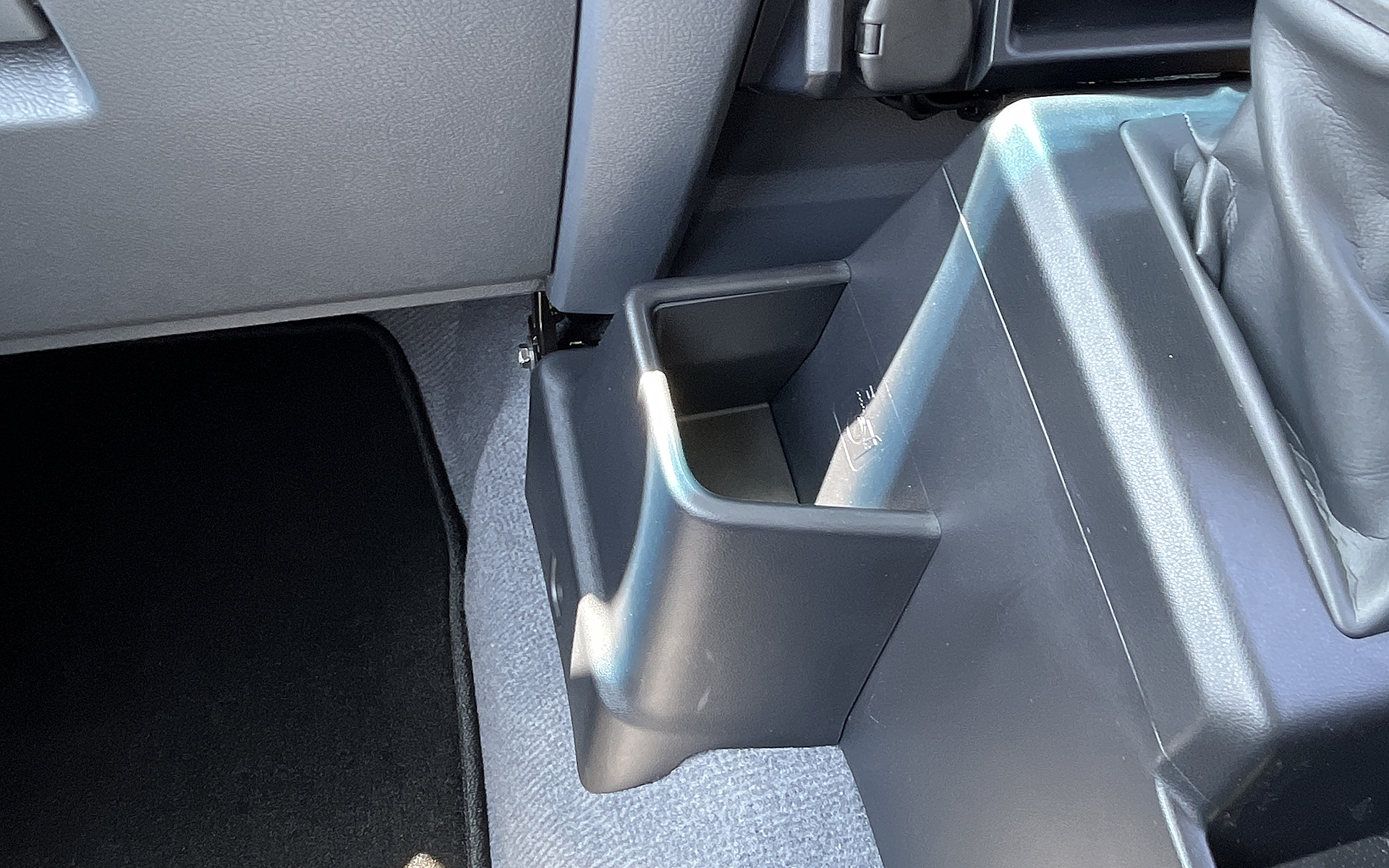 センターコンソルール左側の小物入れ