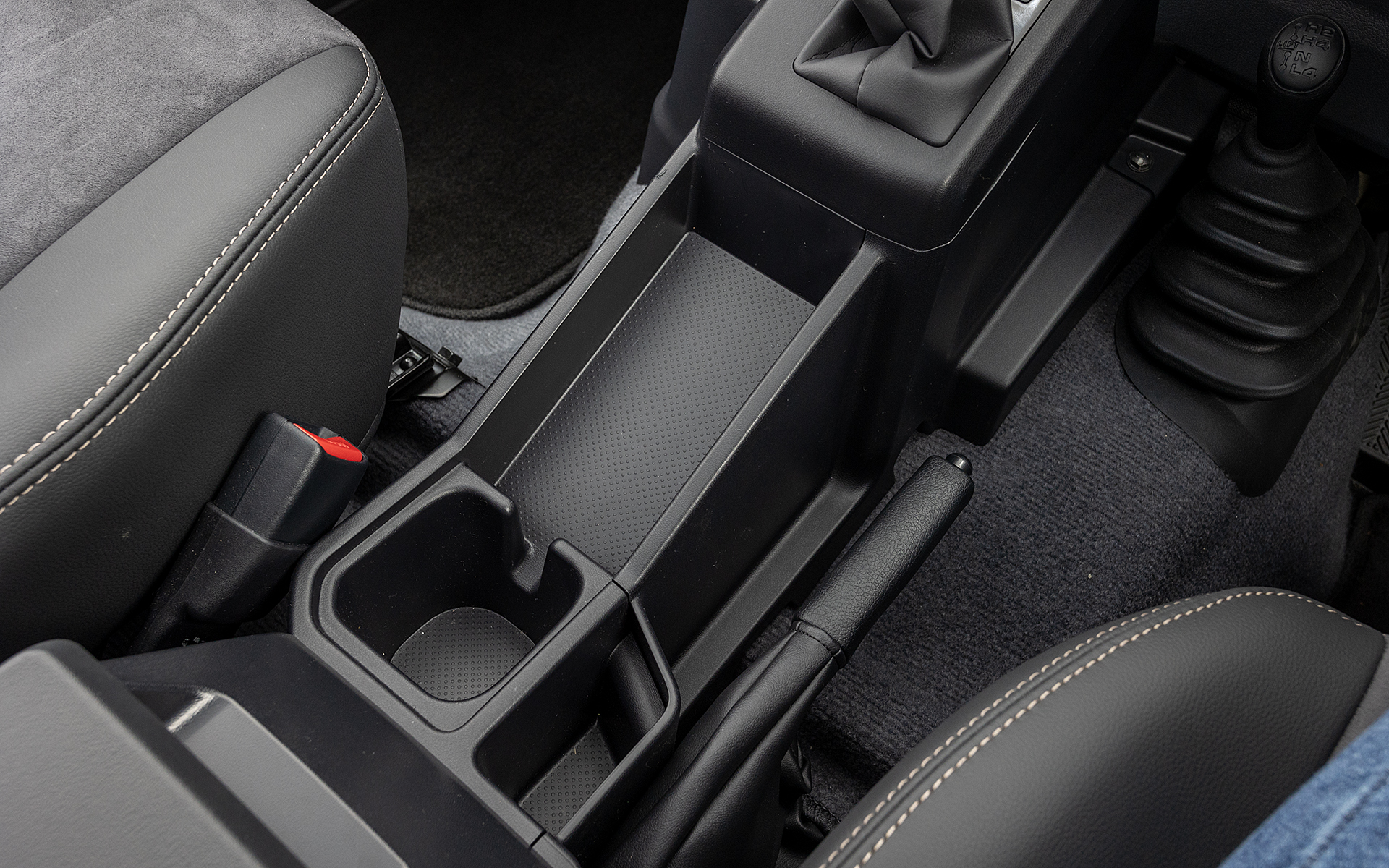 センターコンソルール。小物入れとドリンクホルダーを備える