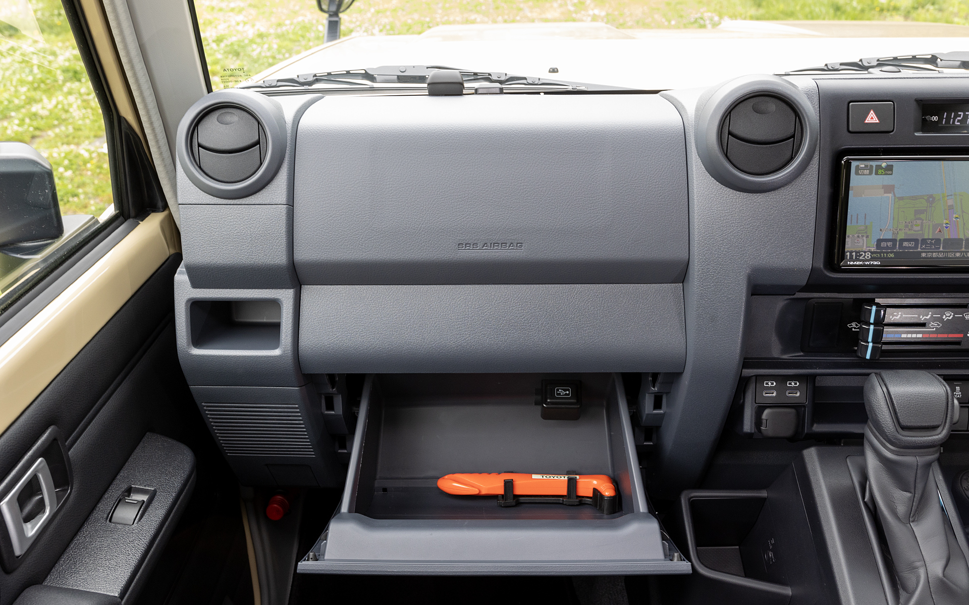 グローブボックスを開けたところ。車検証や取扱説明書などのファイルを格納できる