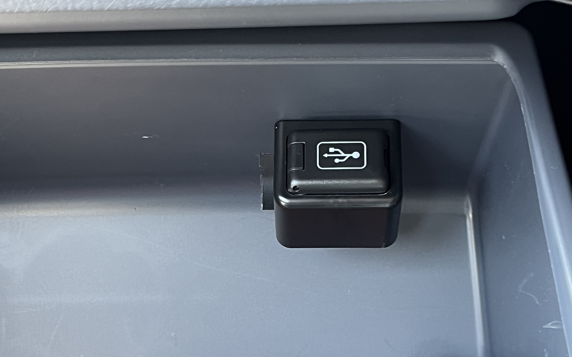 グローブボックス内には充電用USB Type-A端子を完備