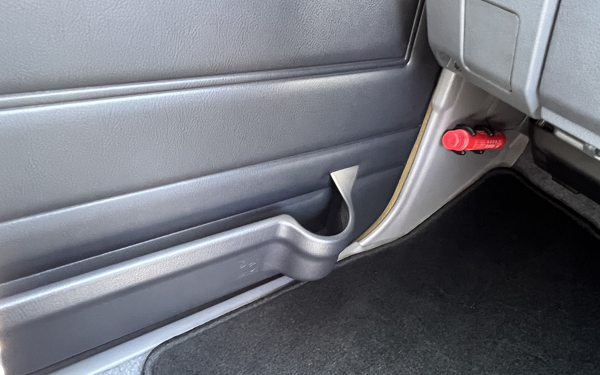 助手席側のドアトリム下にもドリンクホルダーがある