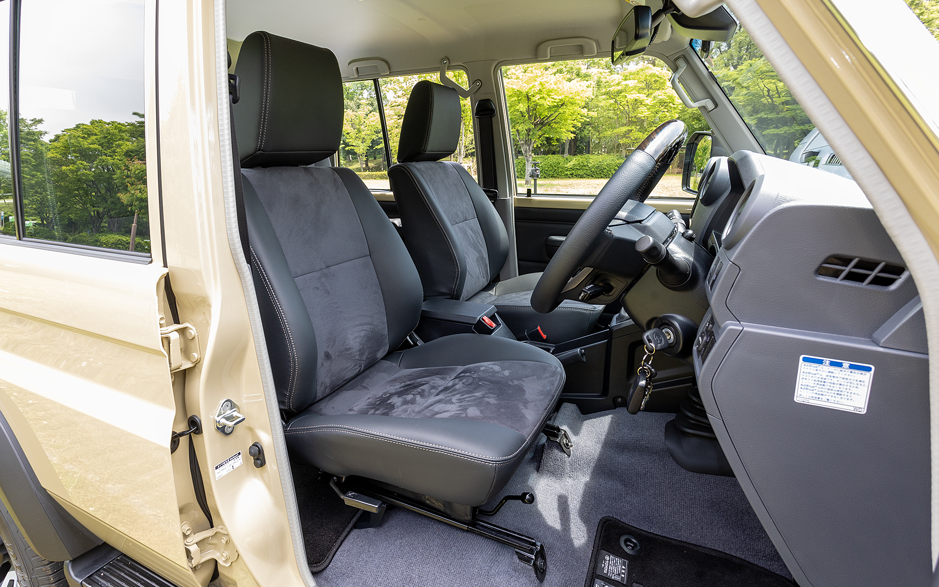 運転席は合成革皮＋ファブリック。前後リクライニングのみで高さ調整機能はない
