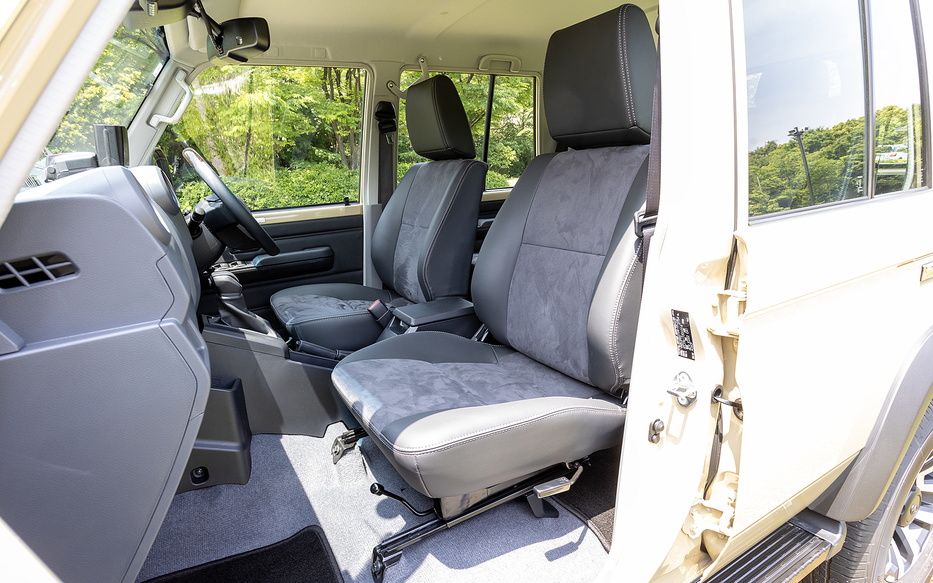 助手席。こちらも合成革皮＋ファブリック