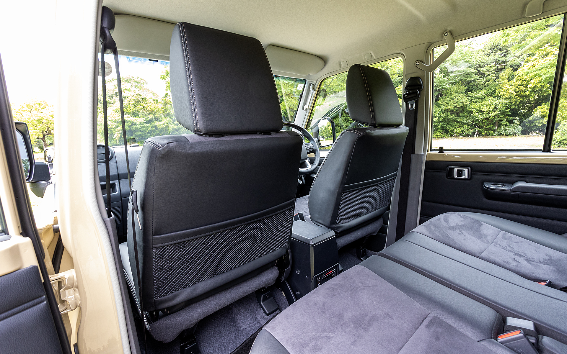 フロントシート背面には収容ポケットがある