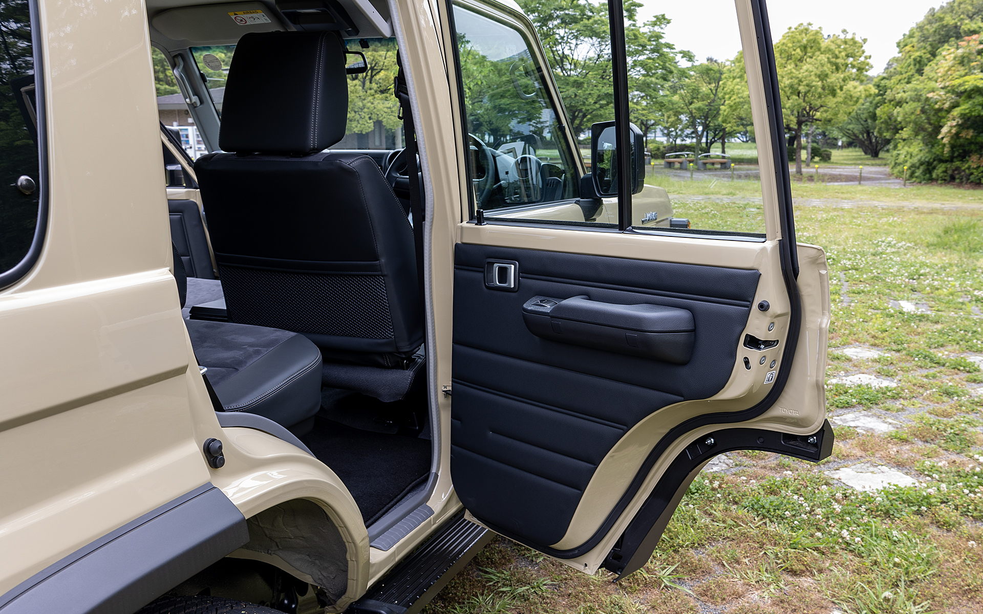 後席ドアトリム