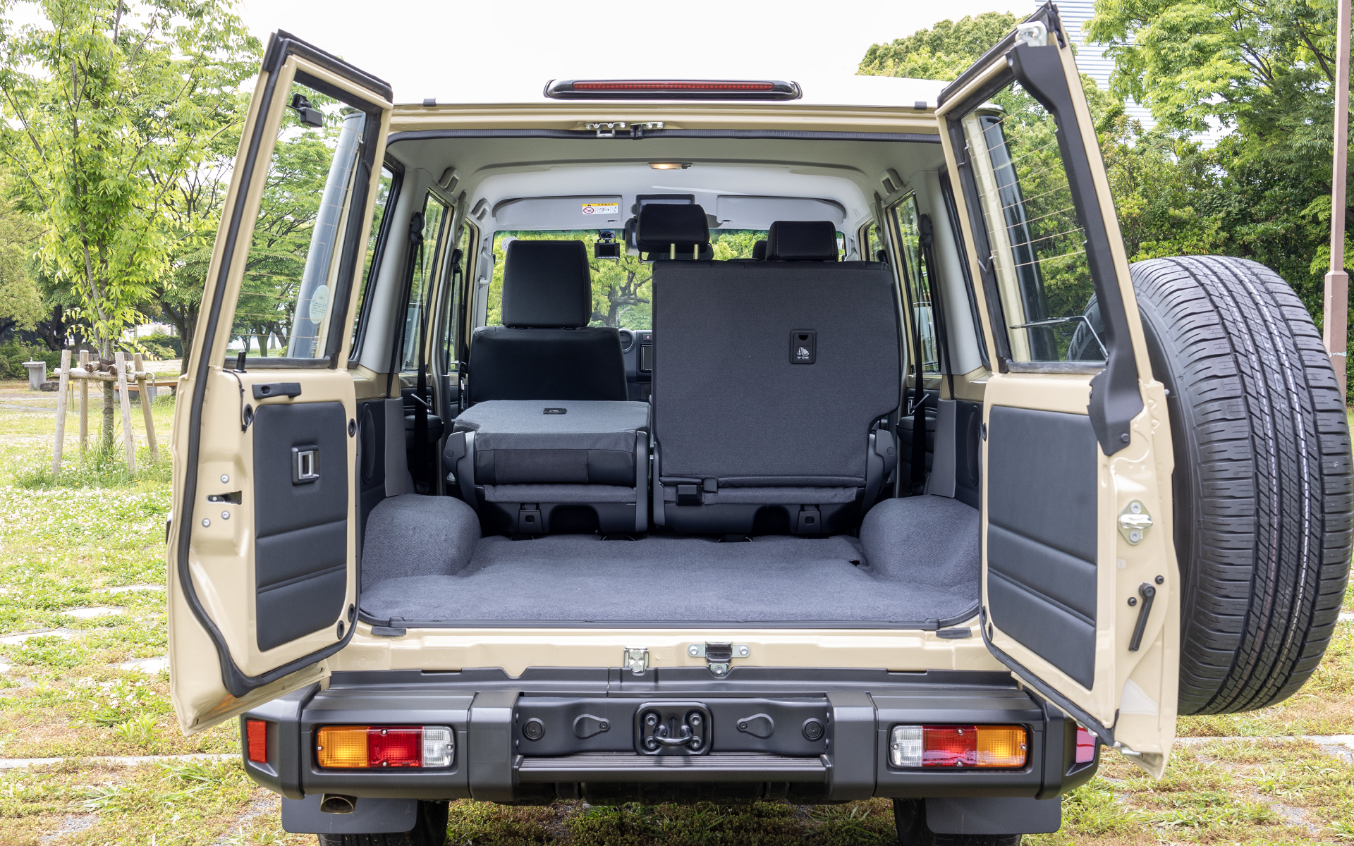 後席は6：4の分割可倒式