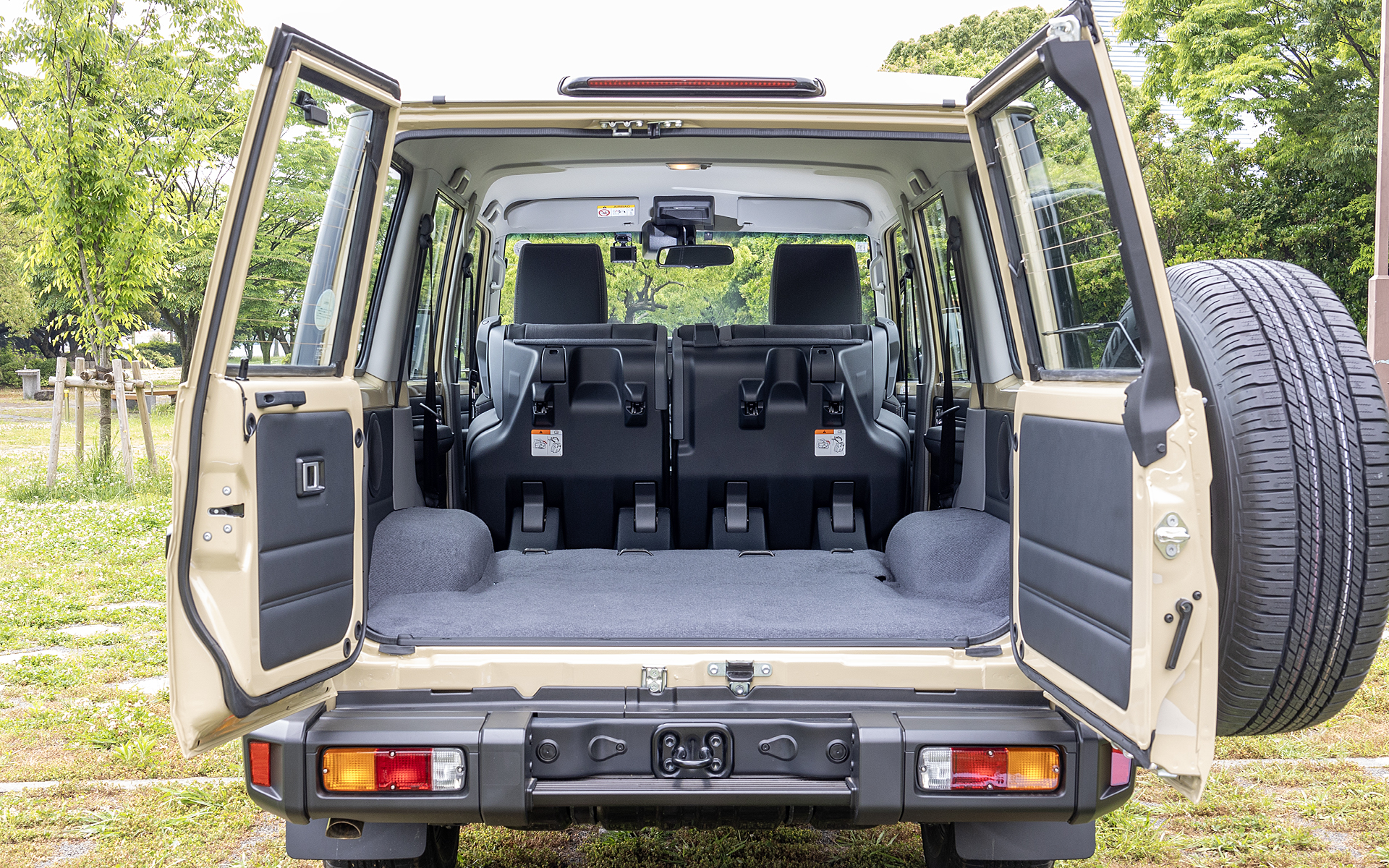 座面を跳ね上げてラゲッジスペースをもっと見広くした状態。これで荷台長は1355mm、幅は1440mm、高さは1120mm