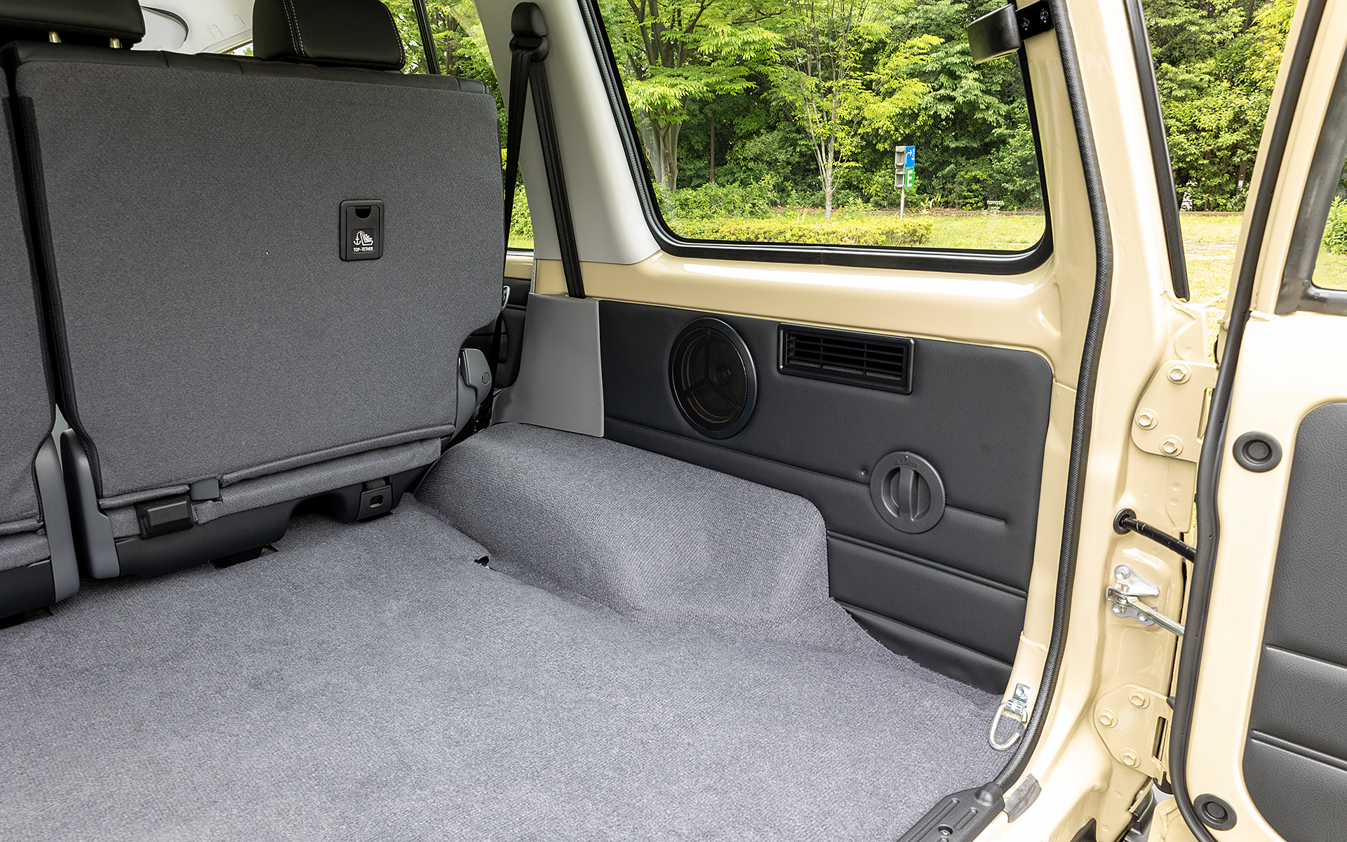 ラゲッジの右側。ラゲッジのフロアにはフックやロープが掛けられるデッキフックが４か所にある