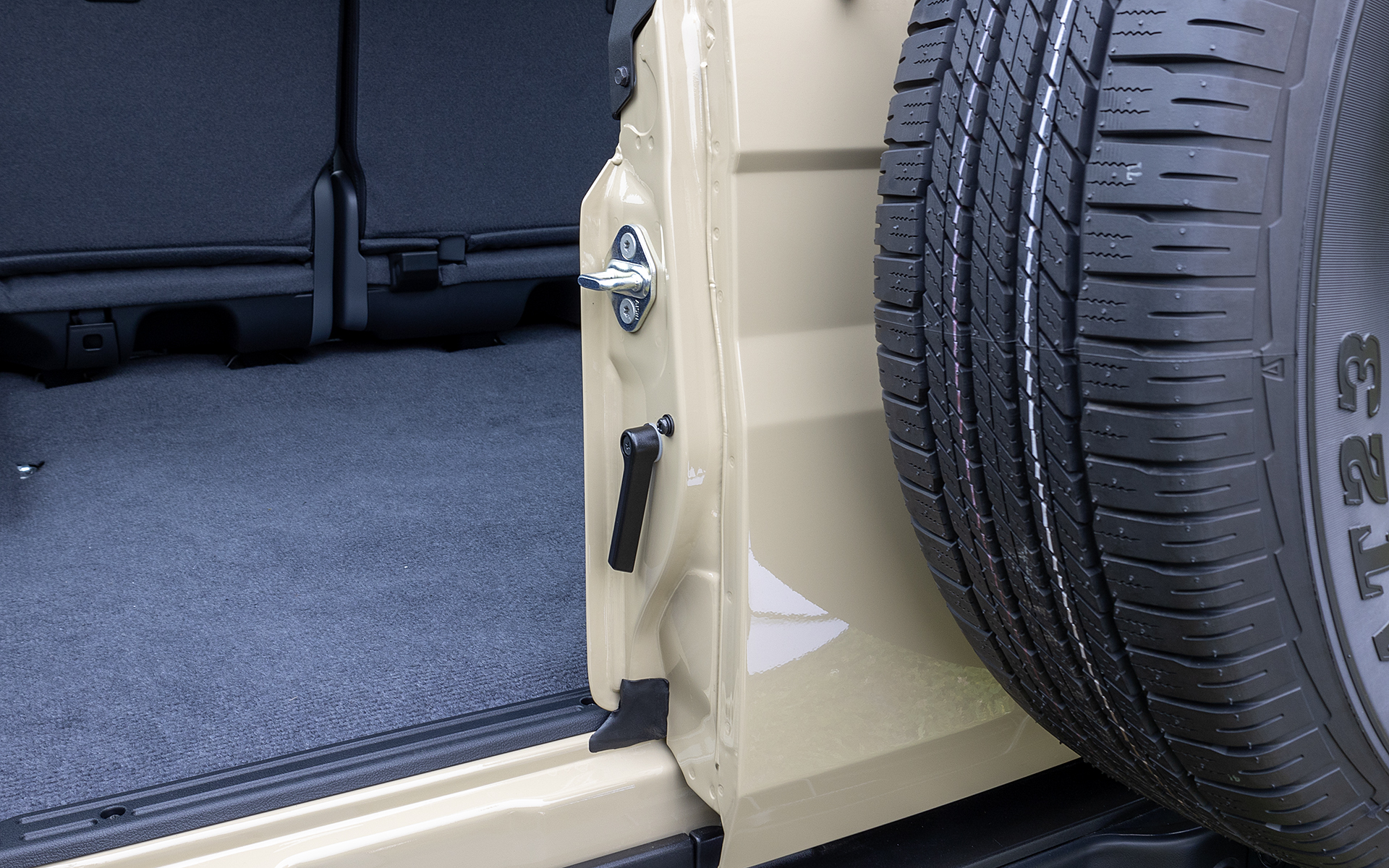 左側ドアを開けると右側ドアを開くためのレバーが現れる