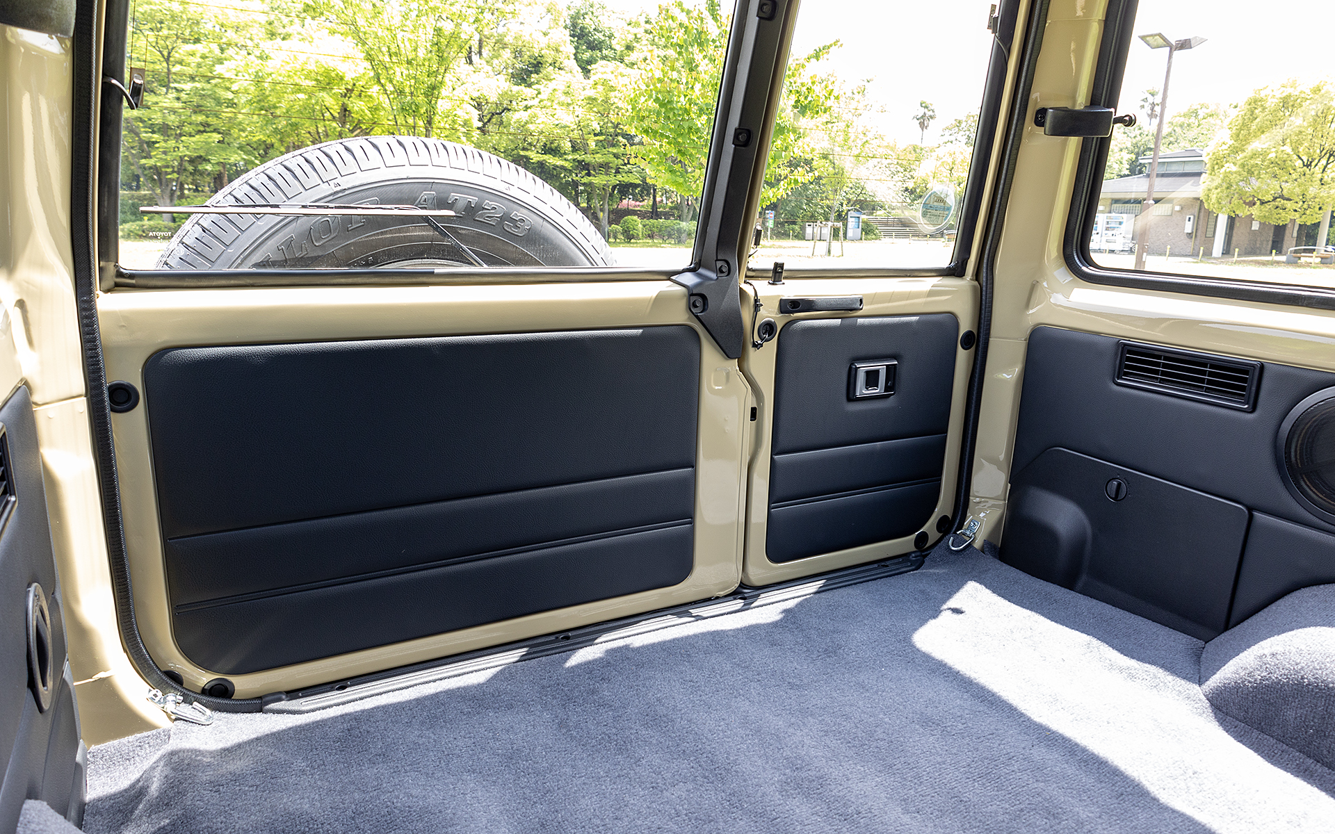 室内からもバックドアは開けられる