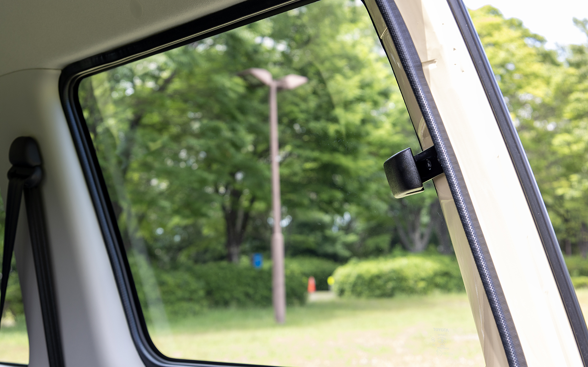 クォーターガラスはレバーを引くとチルトアップできる